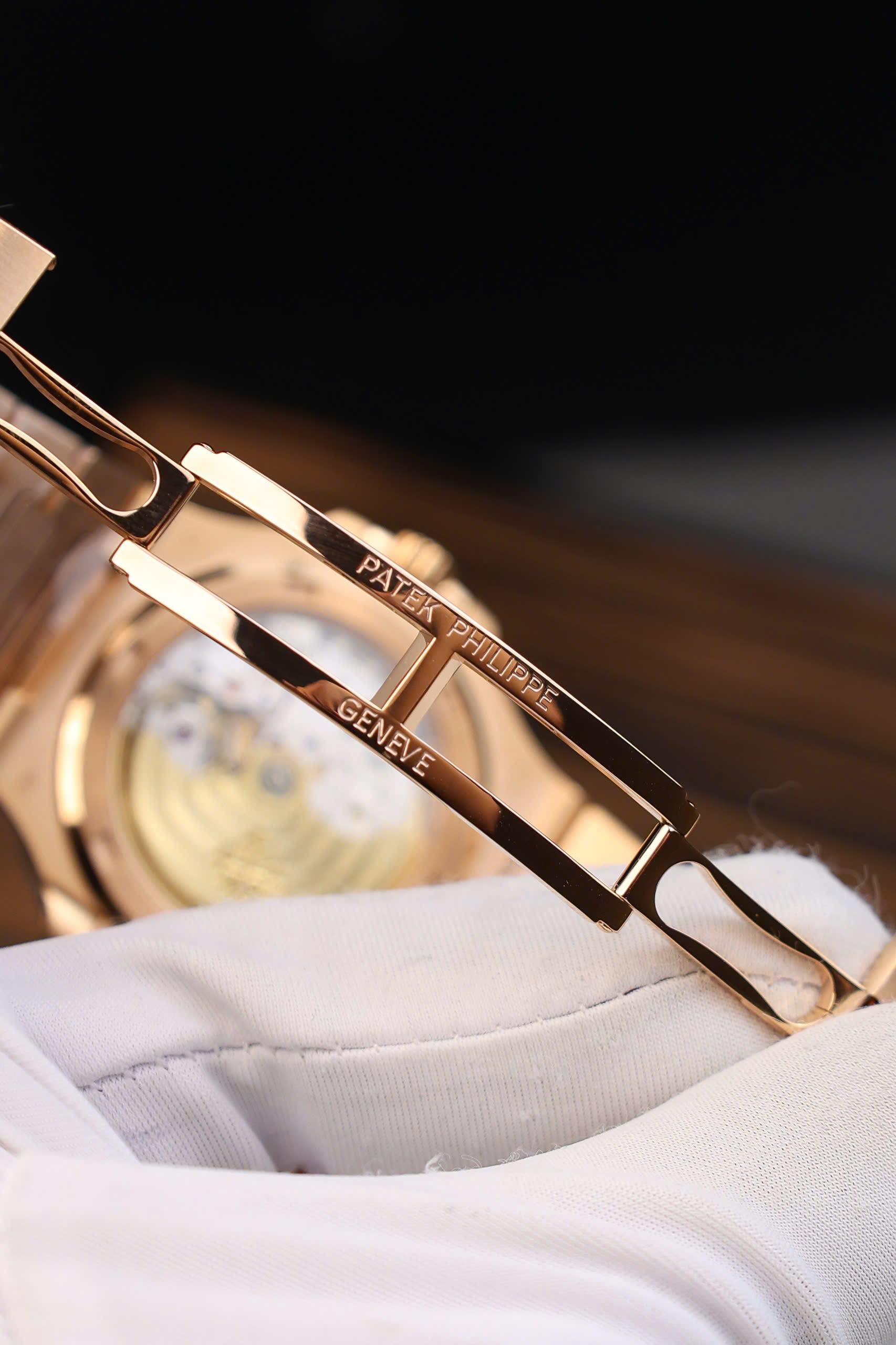 Đồng Hồ Patek Philippe Chế Tác Bọc Vàng 18K Nautilus 5711 Mặt Chocolate 3K Factory 40mm (11) Đồng Hồ Patek Philippe Chế Tác Bọc Vàng 18K Nautilus 5711 Mặt Chocolate 3K Factory 40mm (12)