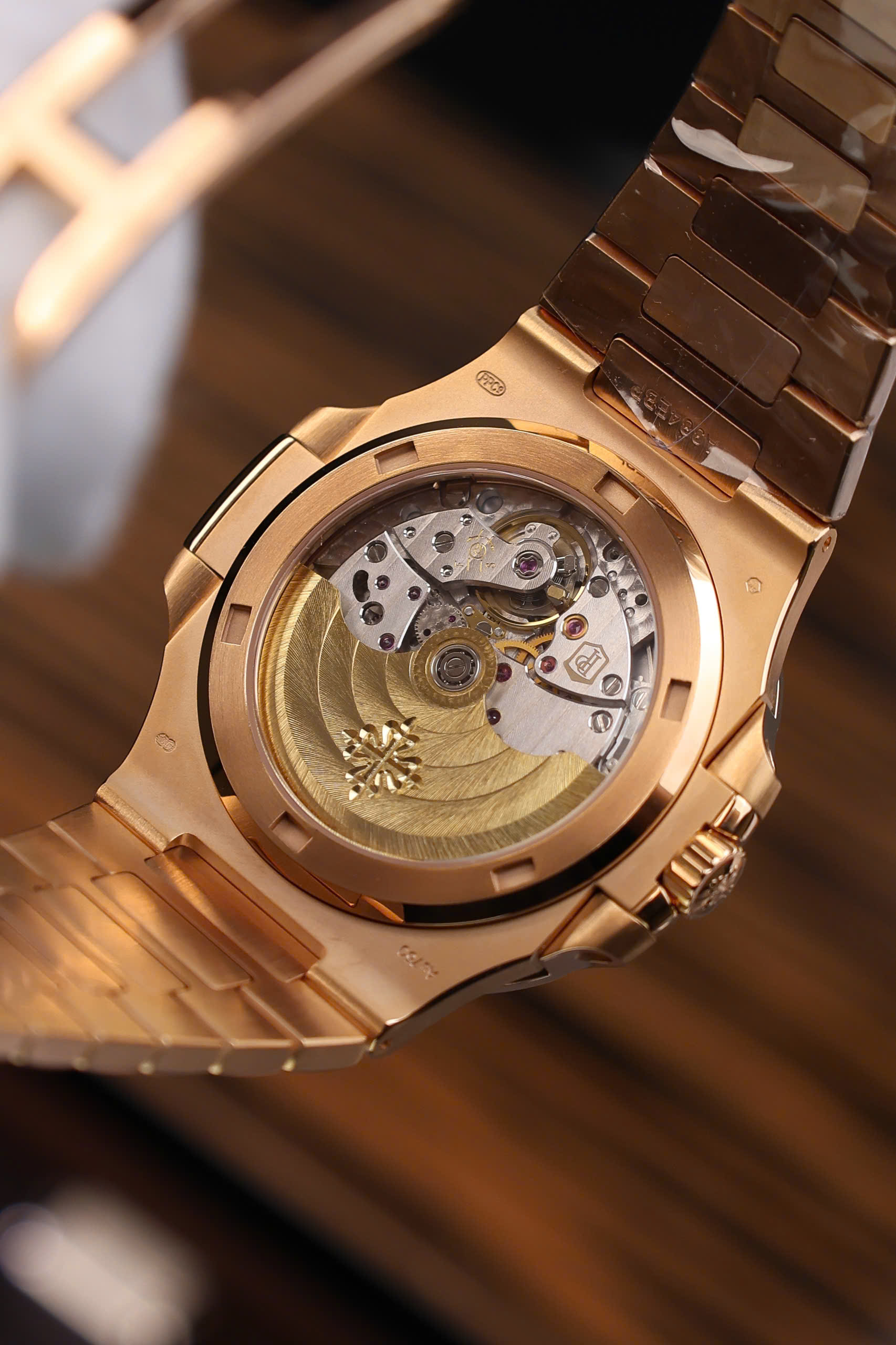 Đồng Hồ Patek Philippe Chế Tác Bọc Vàng 18K Nautilus 5711 Mặt Chocolate 3K Factory 40mm (6) Đồng Hồ Patek Philippe Chế Tác Bọc Vàng 18K Nautilus 5711 Mặt Chocolate 3K Factory 40mm (12)