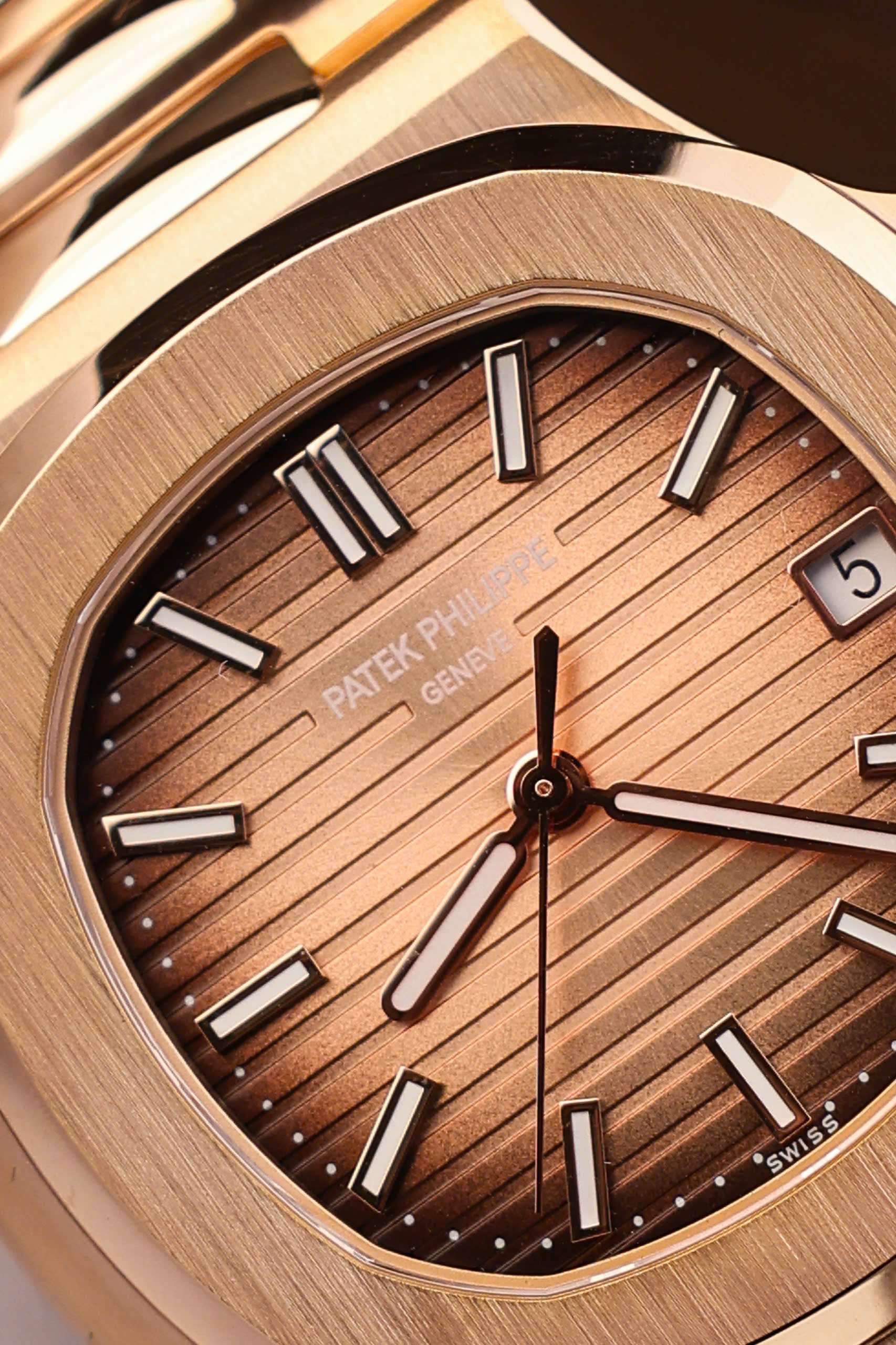 Đồng Hồ Patek Philippe Chế Tác Bọc Vàng 18K Nautilus 5711 Mặt Chocolate 3K Factory 40mm (7) Đồng Hồ Patek Philippe Chế Tác Bọc Vàng 18K Nautilus 5711 Mặt Chocolate 3K Factory 40mm (12)