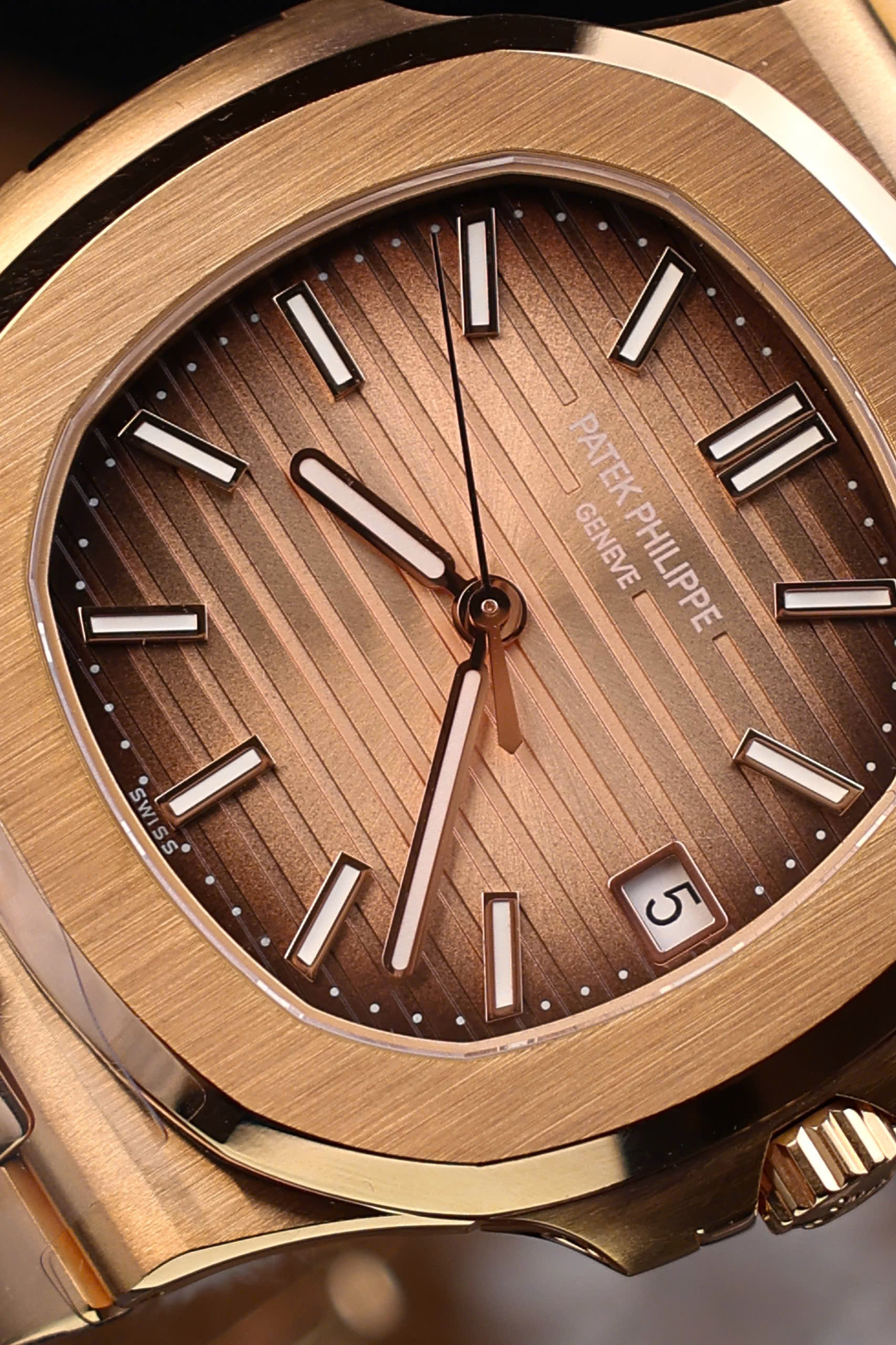 Đồng Hồ Patek Philippe Chế Tác Bọc Vàng 18K Nautilus 5711 Mặt Chocolate 3K Factory 40mm (8) Đồng Hồ Patek Philippe Chế Tác Bọc Vàng 18K Nautilus 5711 Mặt Chocolate 3K Factory 40mm (12)