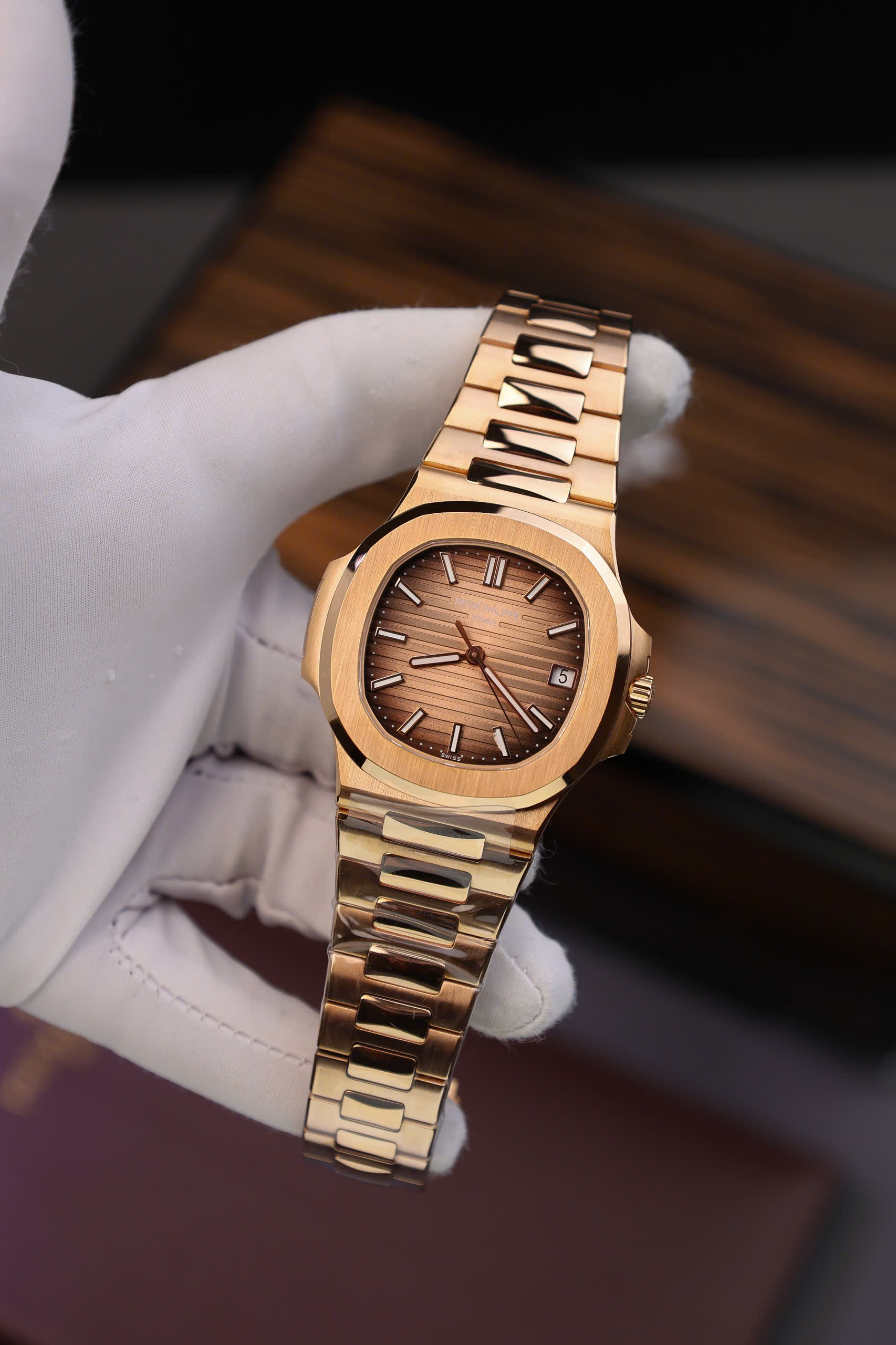 Đồng Hồ Patek Philippe Chế Tác Bọc Vàng 18K Nautilus 5711 Mặt Chocolate 3K Factory 40mm (9) Đồng Hồ Patek Philippe Chế Tác Bọc Vàng 18K Nautilus 5711 Mặt Chocolate 3K Factory 40mm (12)