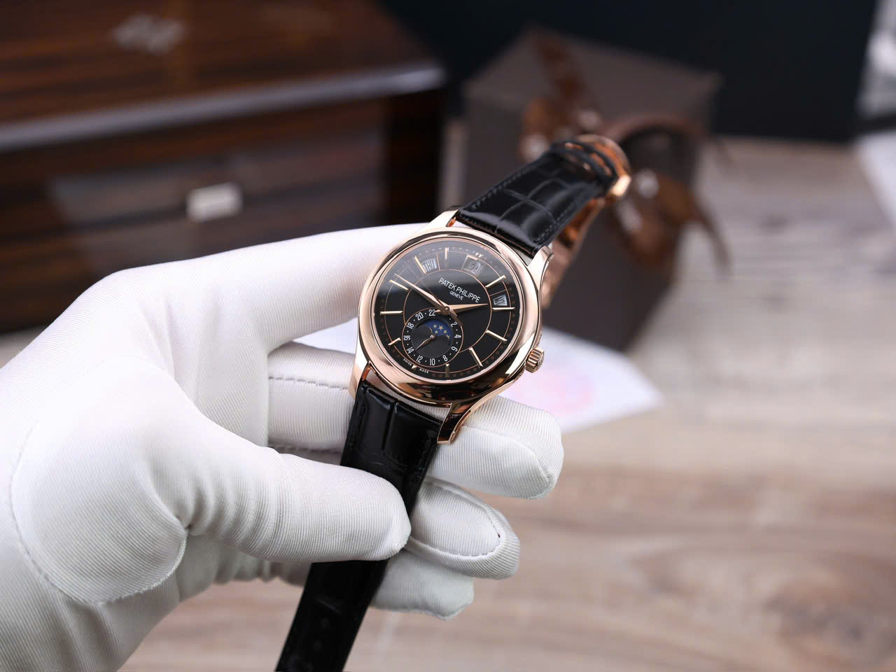 Đồng Hồ Patek Philippe Chế Tác Bọc Vàng Hồng 18K Complications 5205R Mặt Đen Xưởng KM 40mm (2) Đồng Hồ Patek Philippe Chế Tác Bọc Vàng Hồng 18K Complications 5205R Mặt Xanh Xưởng KM 40mm (1)