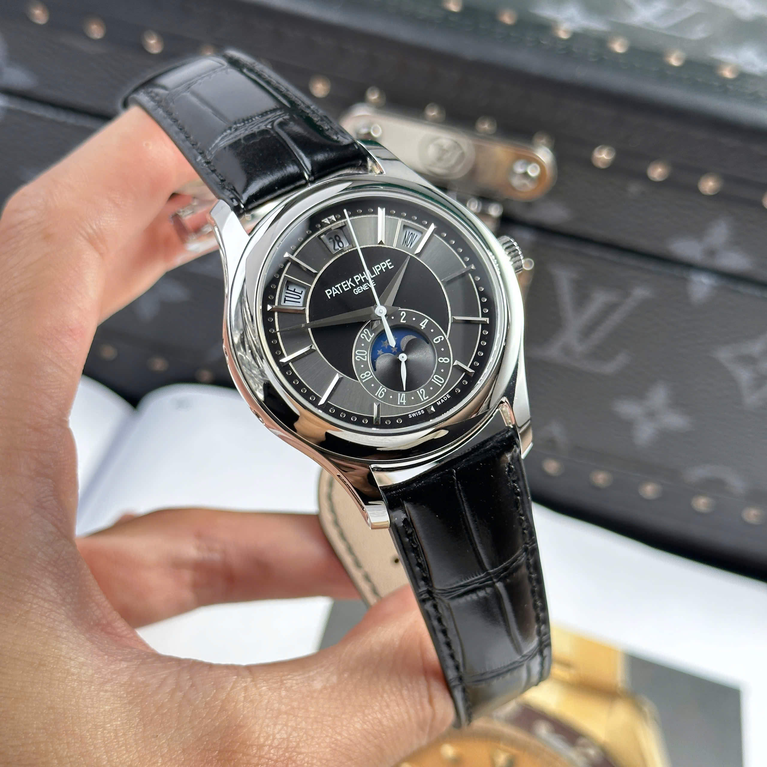 Đồng Hồ Patek Philippe Chế Tác Complications 5205G Mặt Xám Đen Nhà Máy KM 40mm (5) Đồng Hồ Patek Philippe Chế Tác Complications 5205G Mặt Xám Đen Nhà Máy KM 40mm (10)