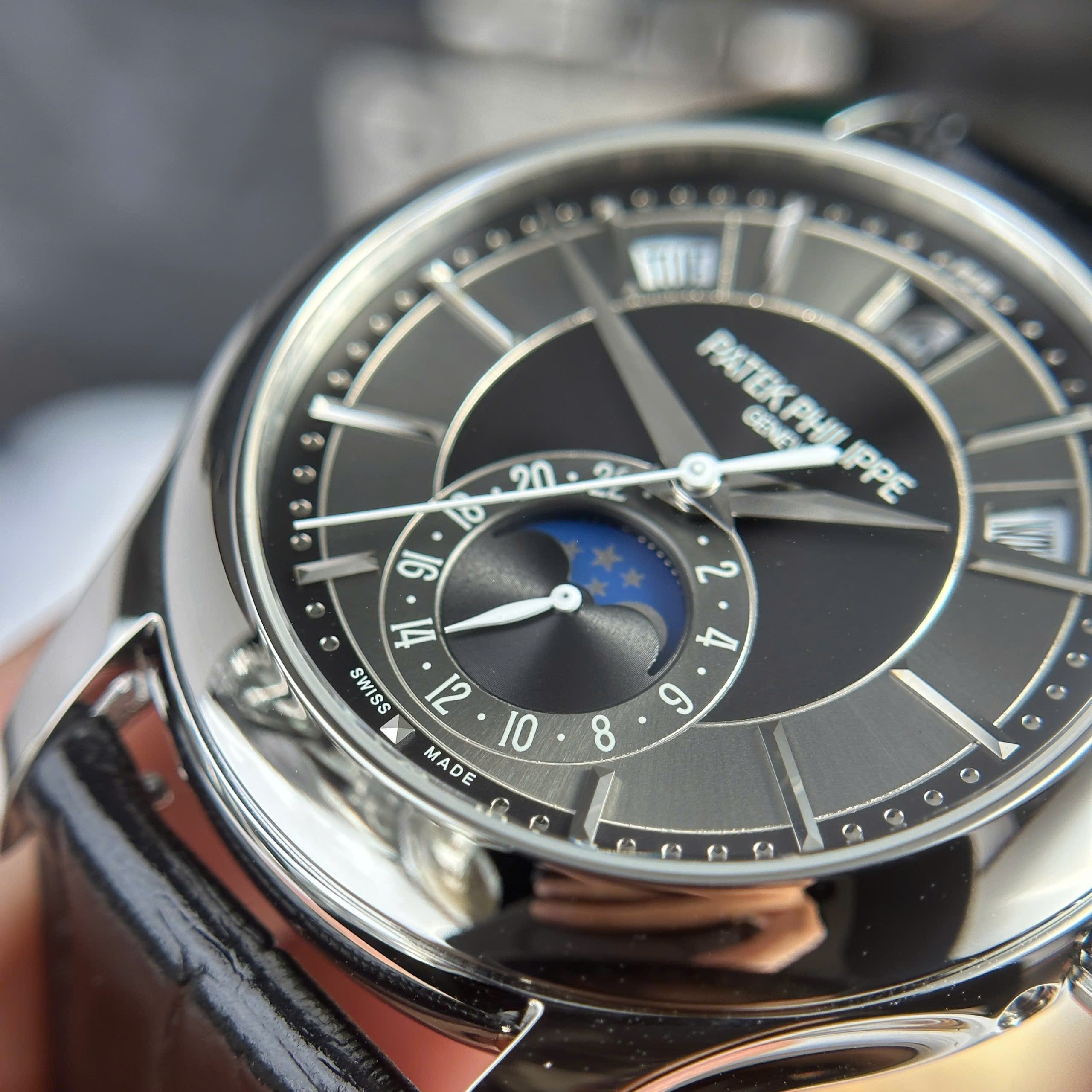 Đồng Hồ Patek Philippe Chế Tác Complications 5205G Mặt Xám Đen Nhà Máy KM 40mm (7) Đồng Hồ Patek Philippe Chế Tác Complications 5205G Mặt Xám Đen Nhà Máy KM 40mm (10)