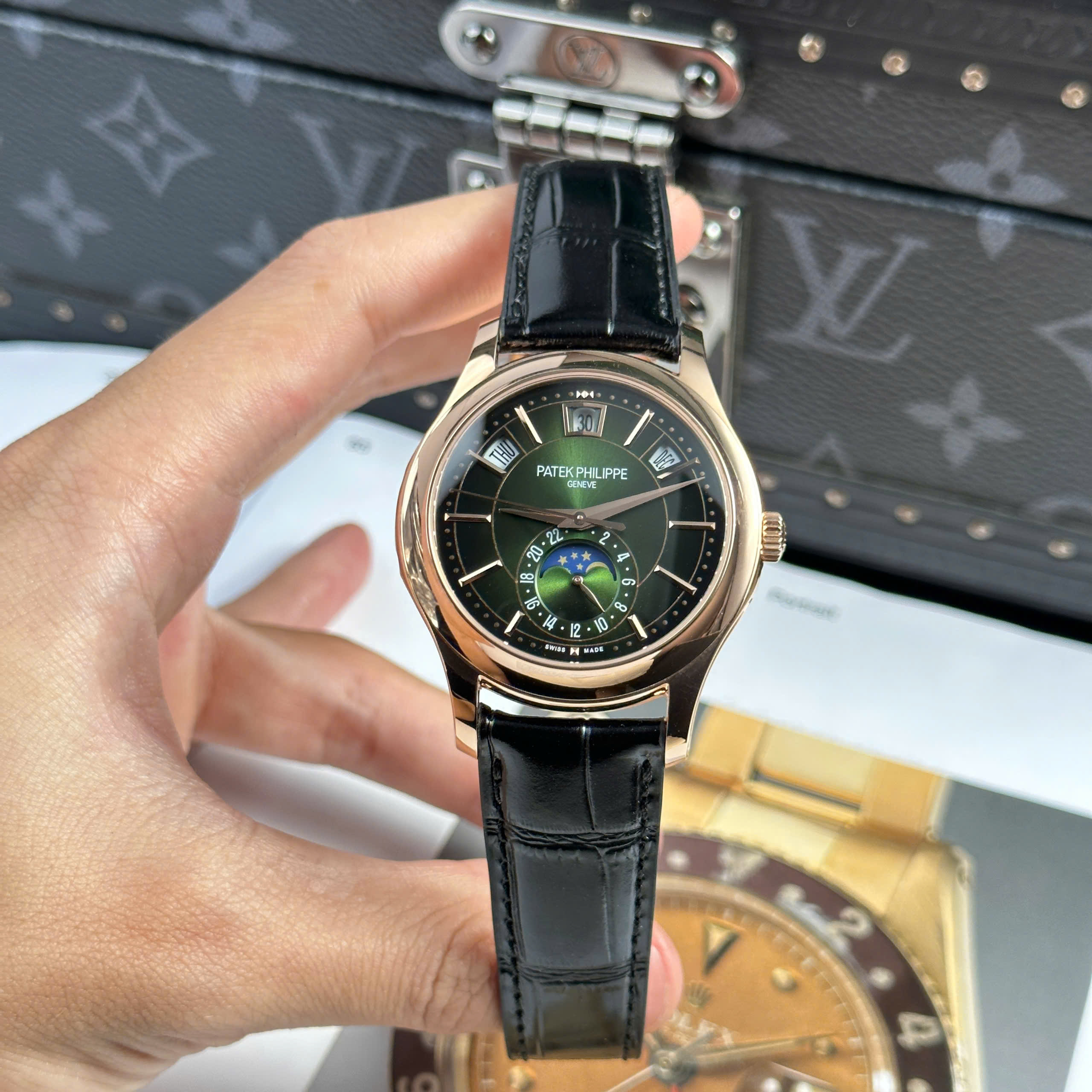 Đồng Hồ Patek Philippe Chế Tác Complications 5205R Mặt Xanh Lá Cây Nhà Máy KM 40mm (1) Đồng Hồ Patek Philippe Chế Tác Complications 5205R Mặt Xanh Lá Cây Nhà Máy KM 40mm (5)