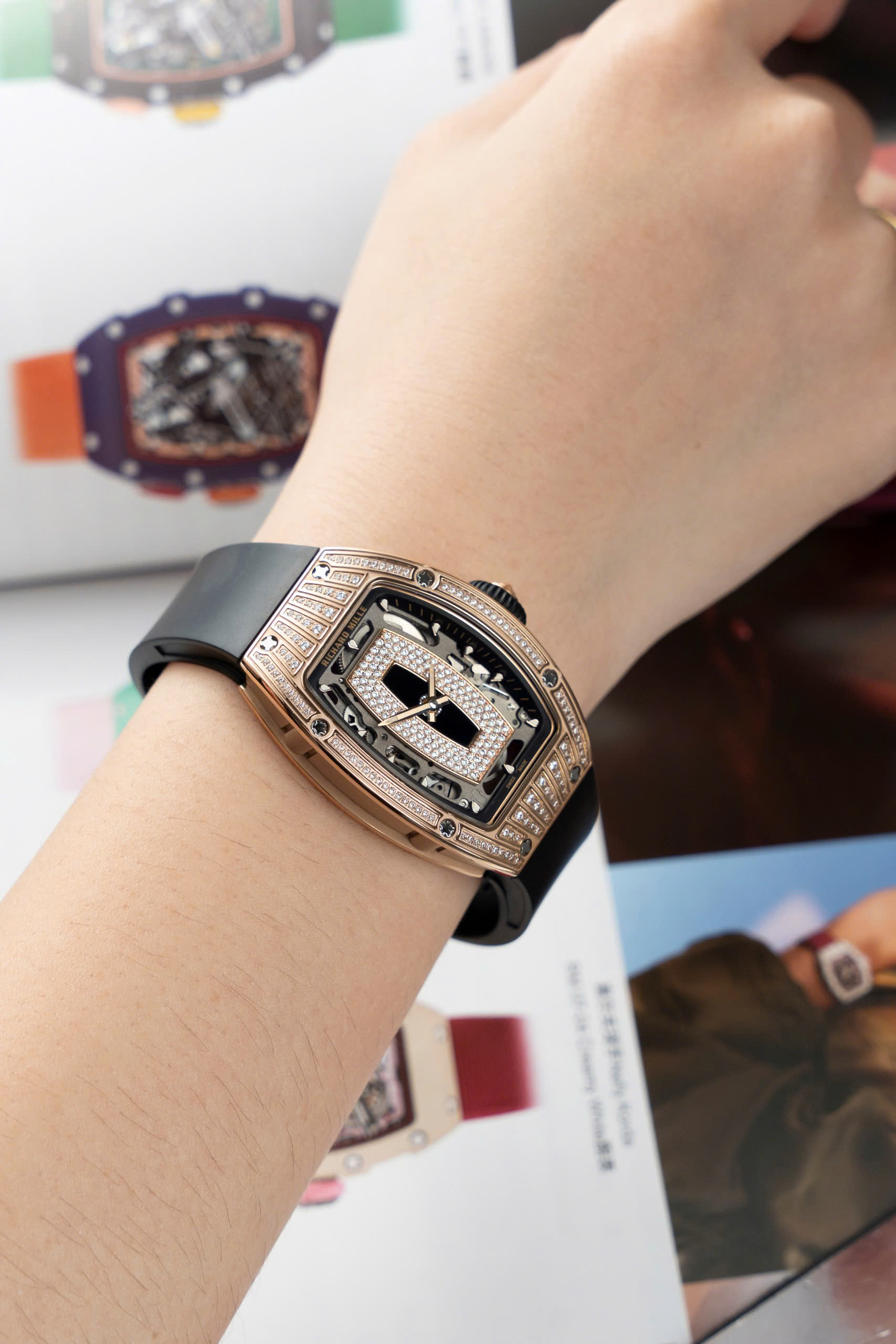 Đồng Hồ Richard Mille Rep 1 1 RM07-01 Nữ Đính Đá Dây Cao Su Đen Xưởng ZF 32x46mm (2) Đồng Hồ Richard Mille Rep 1 1 RM07-01 Nữ Đính Đá Dây Cao Su Đen Xưởng ZF 32x46mm (1)