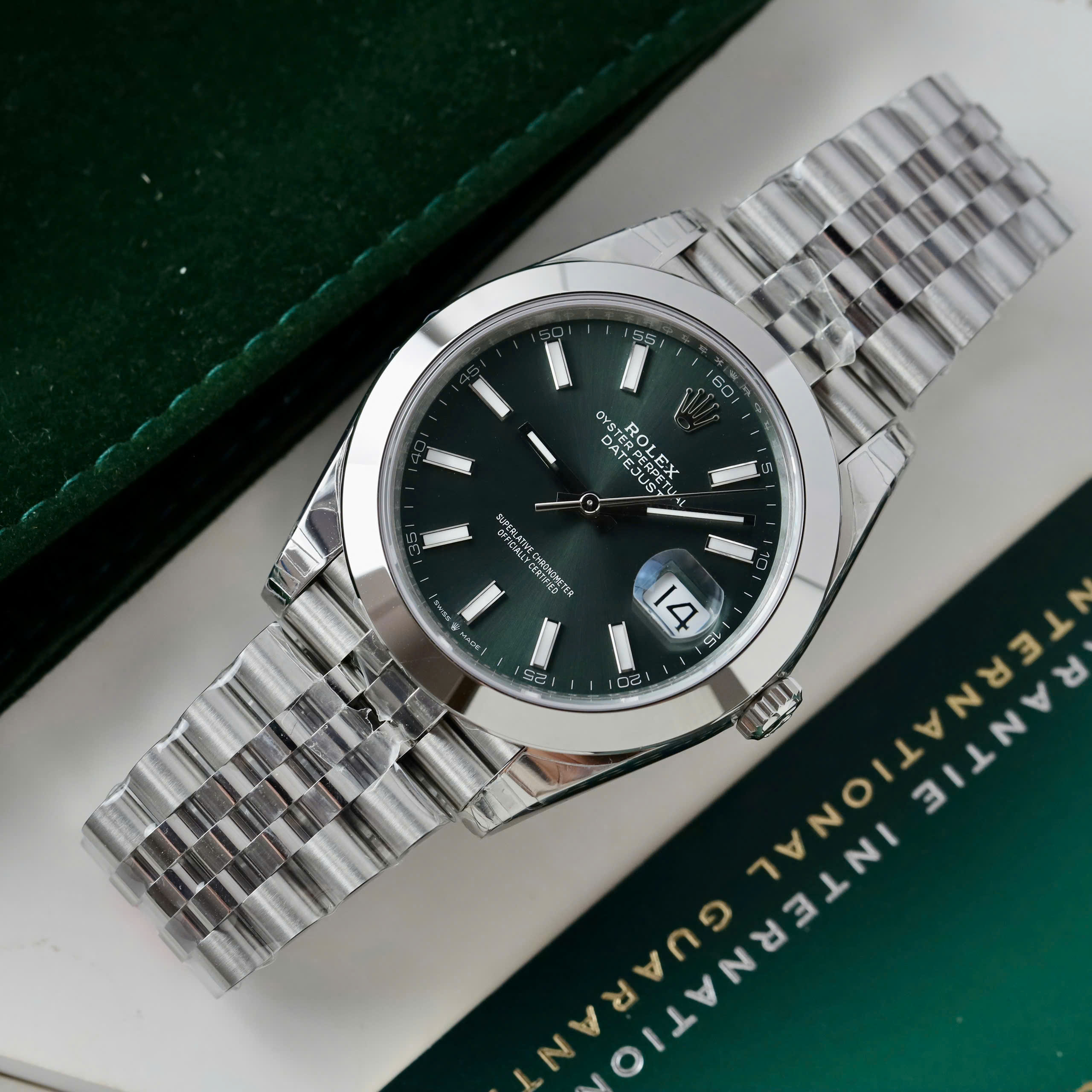 Đồng Hồ Rolex 1 1 DateJust 125300 Mặt Xanh Lá Cây Viền Trơn Nhà Máy VS Chế Tác 41mm (10) Đồng Hồ Rolex 1 1 DateJust 125300 Mặt Xanh Lá Cây Viền Trơn Nhà Máy VS Chế Tác 41mm (4)