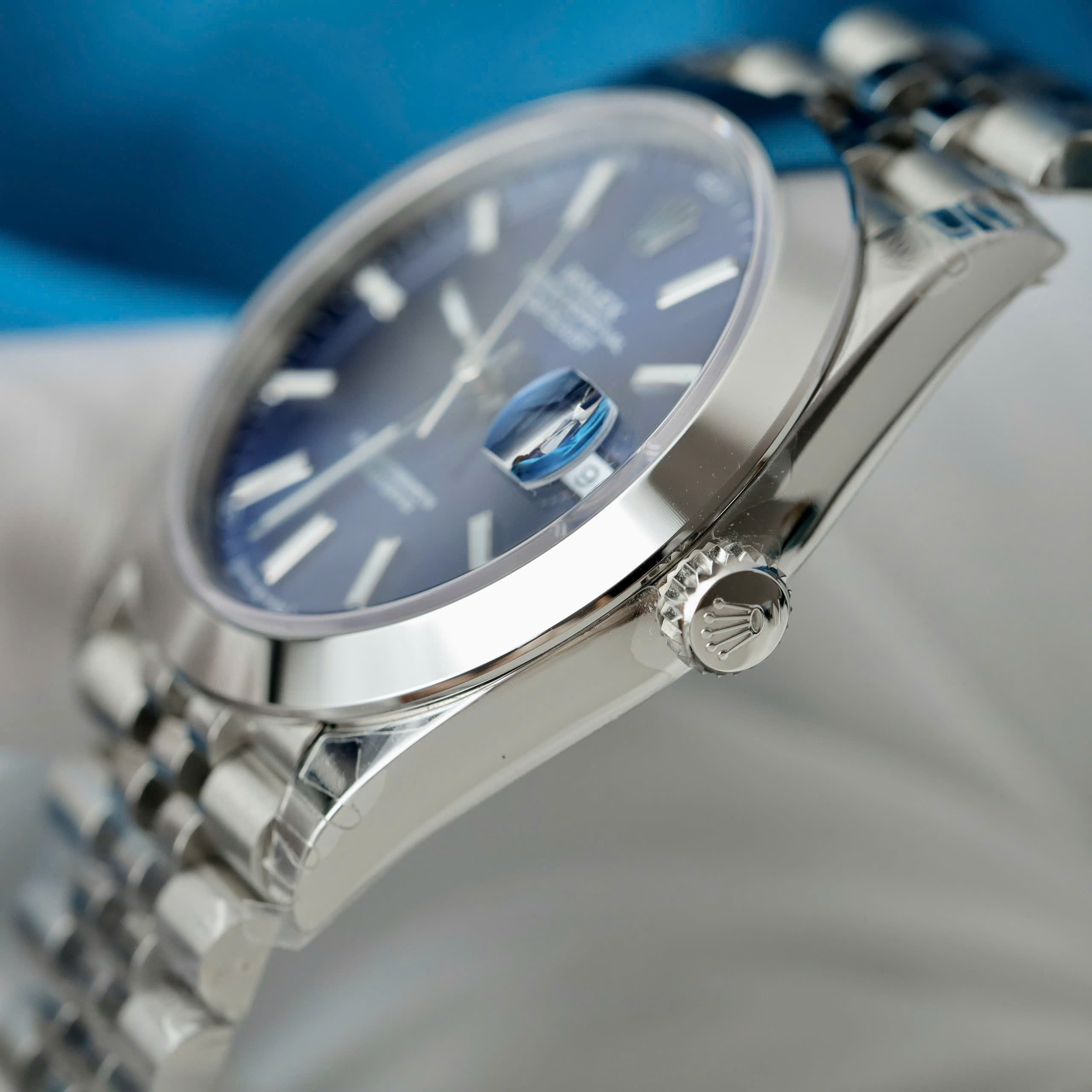 Đồng Hồ Rolex 1 1 DateJust 126300 Mặt Xanh Dương Viền Trơn Nhà Máy VS Chế Tác 41mm (1) Đồng Hồ Rolex 1 1 DateJust 126300 Mặt Xanh Dương Viền Trơn Nhà Máy VS Chế Tác 41mm (1)