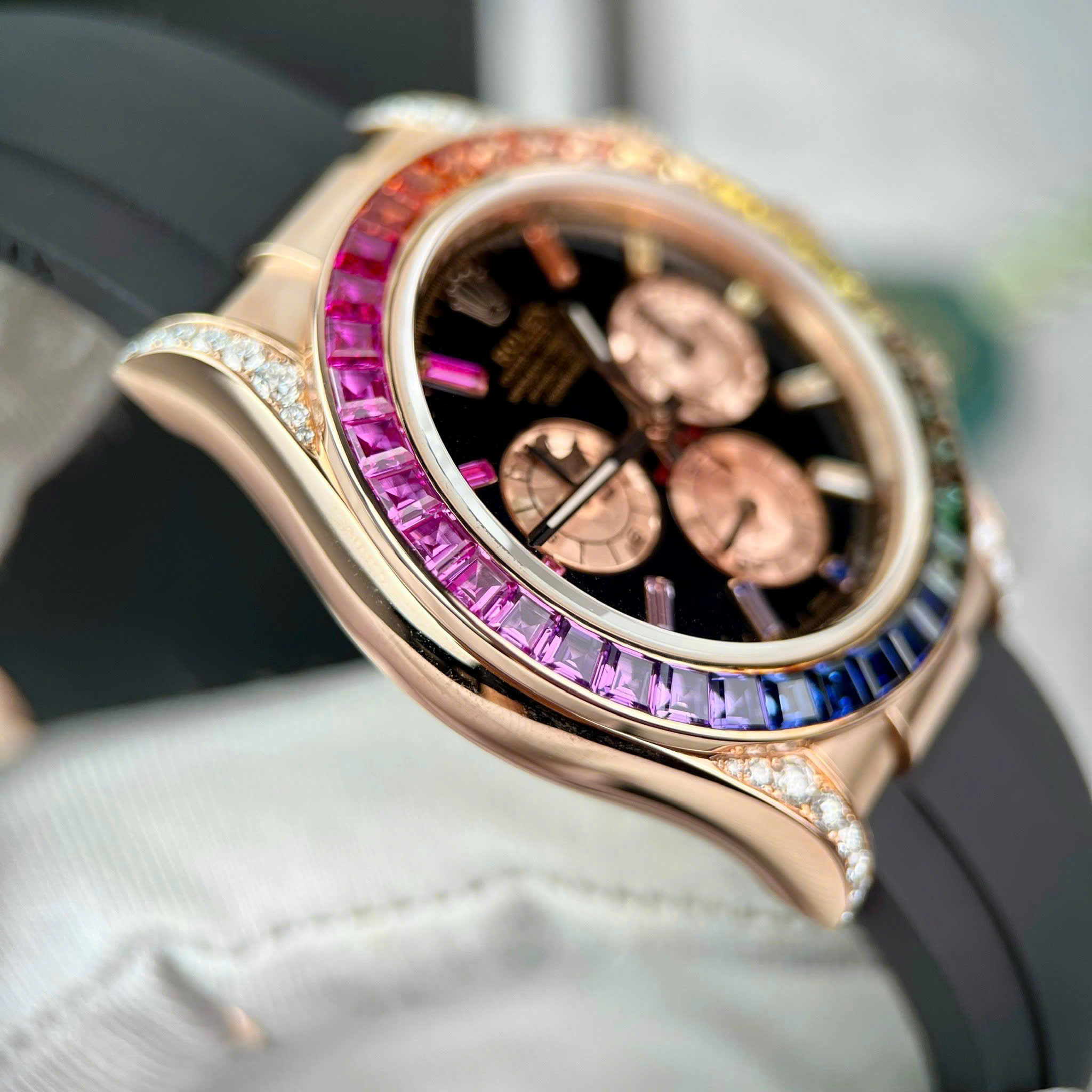 Đồng Hồ Rolex 1 1 Daytona 116595RBOW Rainbow Bọc Vàng Đính Đá Quý Nhân Tạo 40mm (9) Đồng Hồ Rolex 1 1 Daytona 116595RBOW Rainbow Bọc Vàng Đính Đá Quý Nhân Tạo 40mm (10)