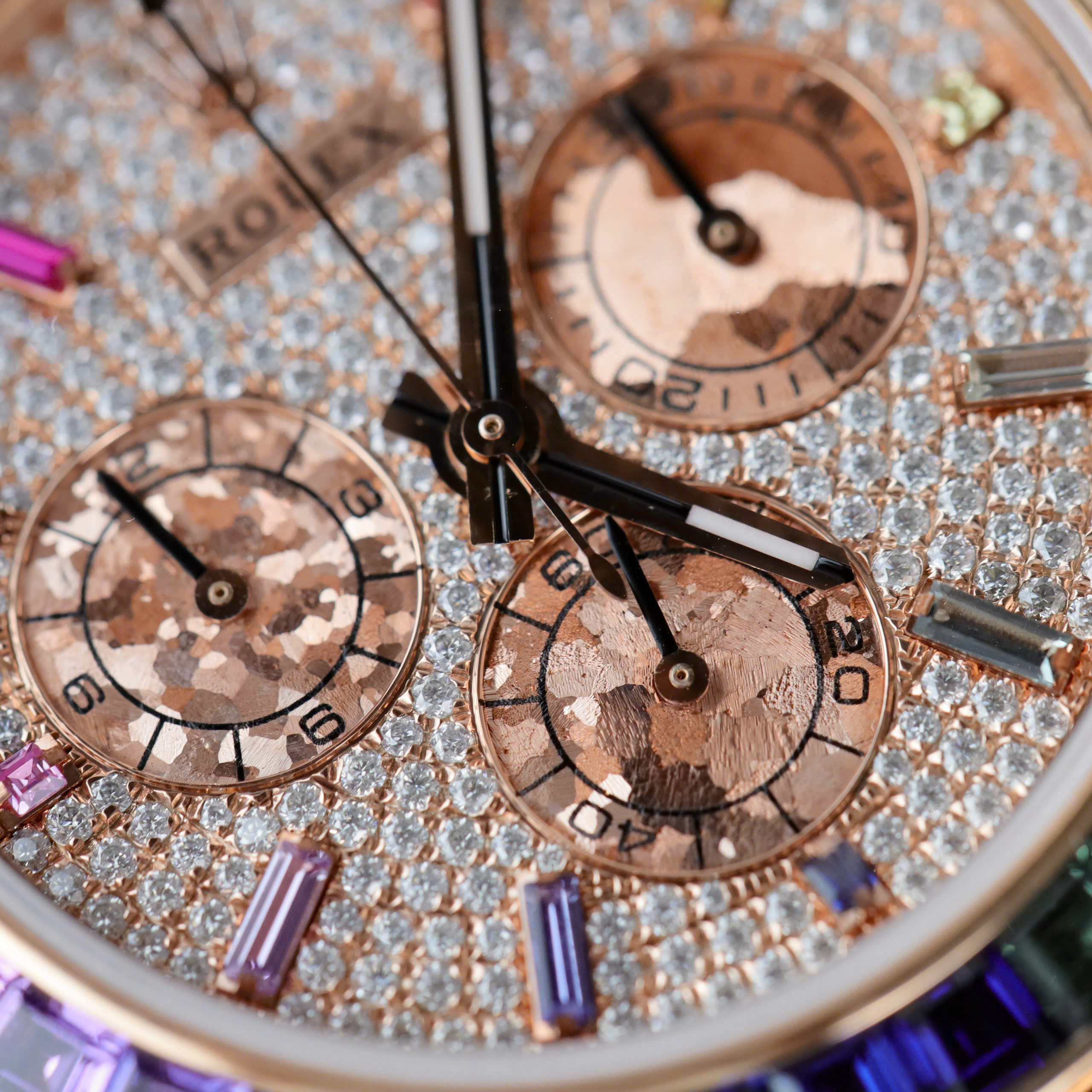 Đồng Hồ Rolex 1 1 Daytona Rainbow Độ Đá Quý Nhân Tạo Bọc Vàng Hồng 18K 40mm (6) Đồng Hồ Rolex 1 1 Daytona Rainbow Độ Đá Quý Nhân Tạo Bọc Vàng Hồng 18K 40mm (9)