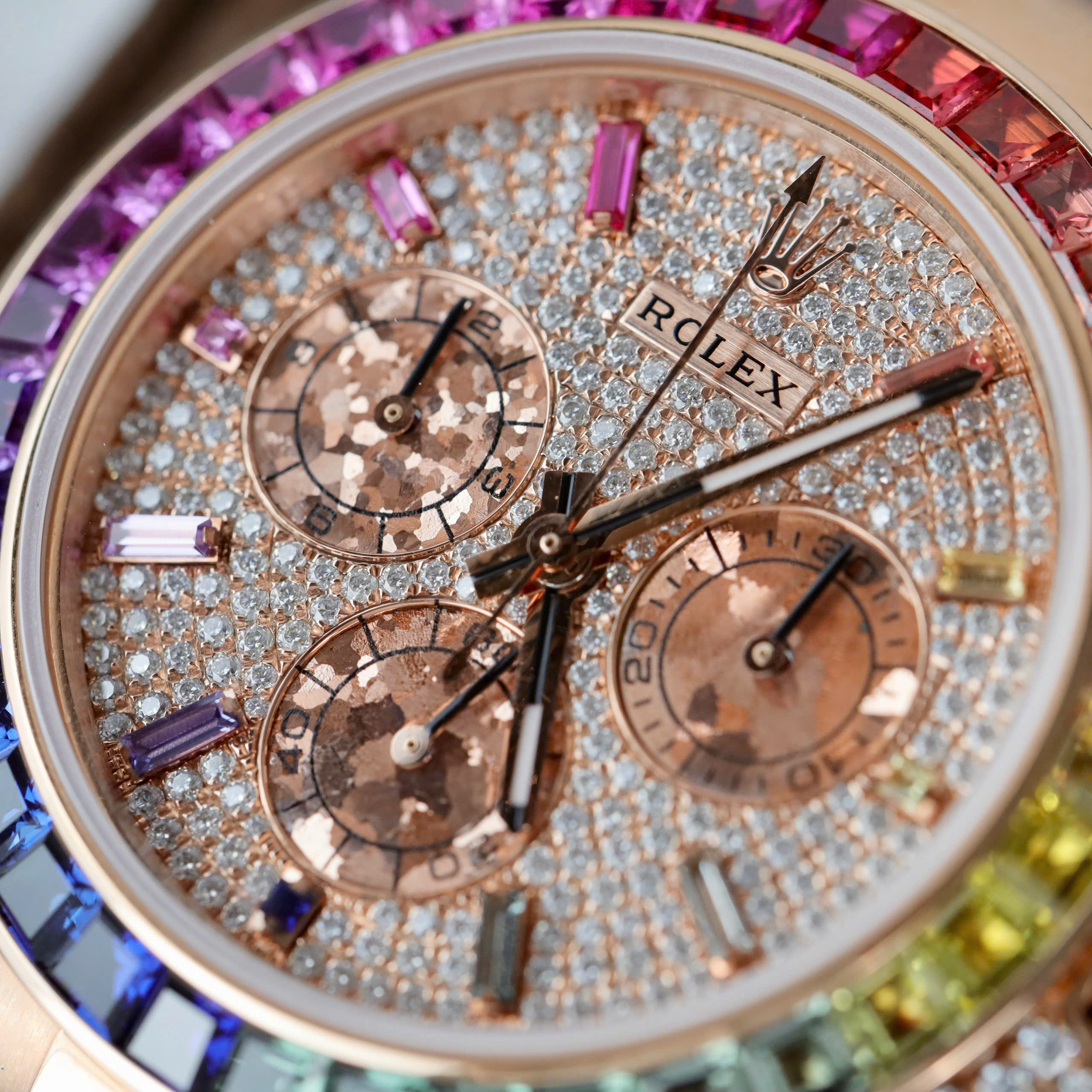 Đồng Hồ Rolex 1 1 Daytona Rainbow Độ Đá Quý Nhân Tạo Bọc Vàng Hồng 18K 40mm (7) Đồng Hồ Rolex 1 1 Daytona Rainbow Độ Đá Quý Nhân Tạo Bọc Vàng Hồng 18K 40mm (9)