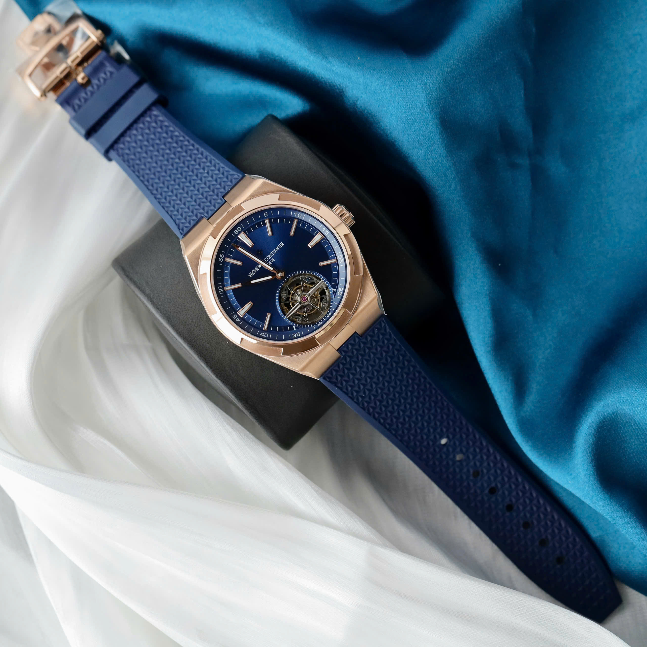Đồng Hồ Vacheron Constantin Chế Tác Overseas 6000V Tourbillon Vàng Hồng Xưởng BBR 42,5mm (5) Đồng Hồ Vacheron Constantin Chế Tác Overseas 6000V Tourbillon Vàng Hồng Xưởng BBR 42,5mm (2)