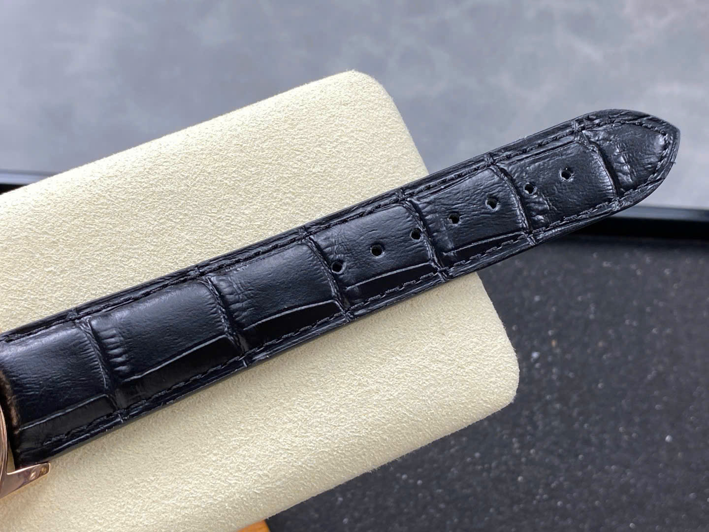 Đồng Hồ Vacheron Constantin Patrimony 85180 Rose Gold Mặt Đen Rep 11 Nhà Máy VS+ 40mm (7) Đồng Hồ Vacheron Constantin Patrimony 85180 Rose Gold Mặt Đen Rep 11 Nhà Máy VS+ 40mm (5)