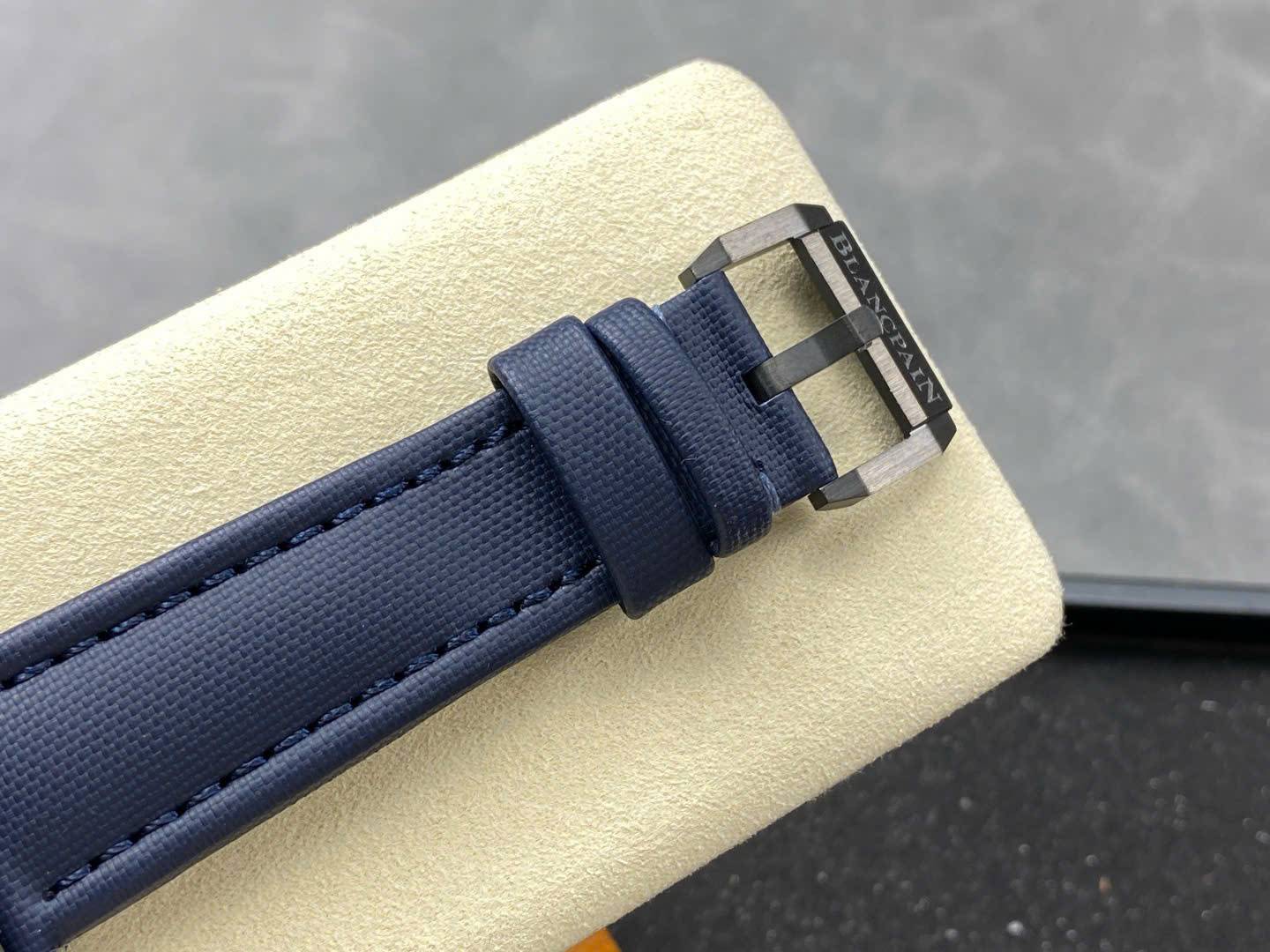 Đồng hồ Blancpain Fifty Fathoms Bathyscaphe 5000A Gốm Đen Mặt Xanh Xưởng GFF 44mm (3) Đồng hồ Blancpain Fifty Fathoms Bathyscaphe 5000A Gốm Đen Mặt Xanh Xưởng GFF 44mm (1)