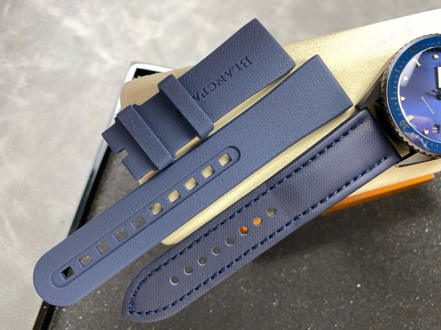 Đồng hồ Blancpain Fifty Fathoms Bathyscaphe 5000A Gốm Đen Mặt Xanh Xưởng GFF 44mm (4) Đồng hồ Blancpain Fifty Fathoms Bathyscaphe 5000A Gốm Đen Mặt Xanh Xưởng GFF 44mm (1)