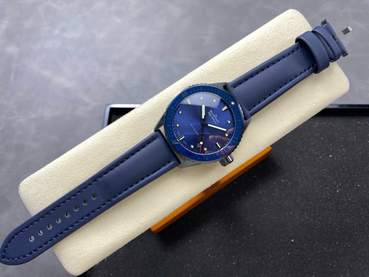 Đồng hồ Blancpain Fifty Fathoms Bathyscaphe 5000A Gốm Đen Mặt Xanh Xưởng GFF 44mm (9) Đồng Hồ Blancpain Fifty Fathoms Bathyscaphe 5000A Gốm Đen Mặt Xanh Xưởng GFF 44mm (9)