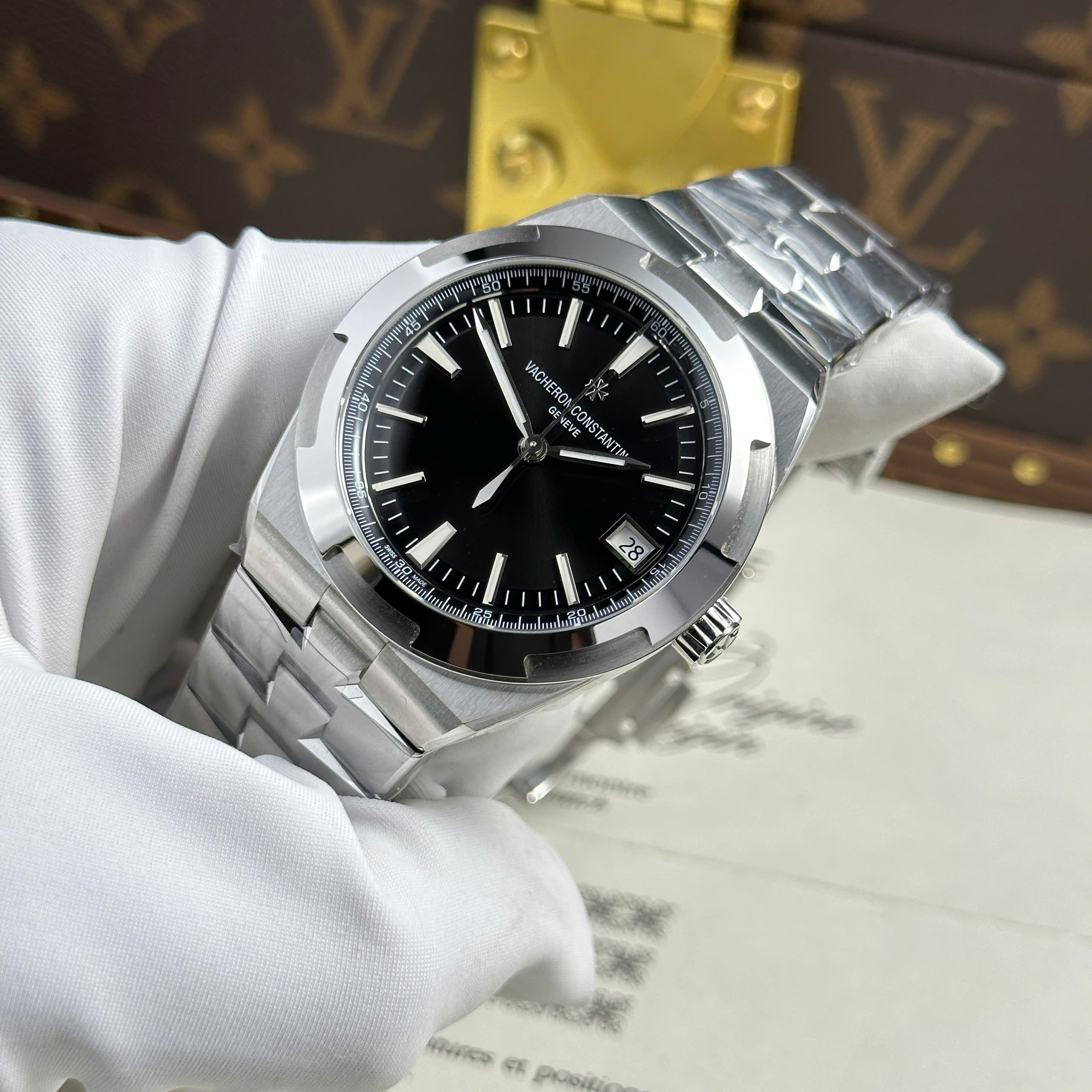 Đồng hồ Vacheron Constantin Chế Tác Overseas 4500V Mặt Đen Nhà Máy MKS 41mm (1) Đồng hồ Vacheron Constantin Chế Tác Overseas 4500V Mặt Đen Nhà Máy MKS 41mm (1)