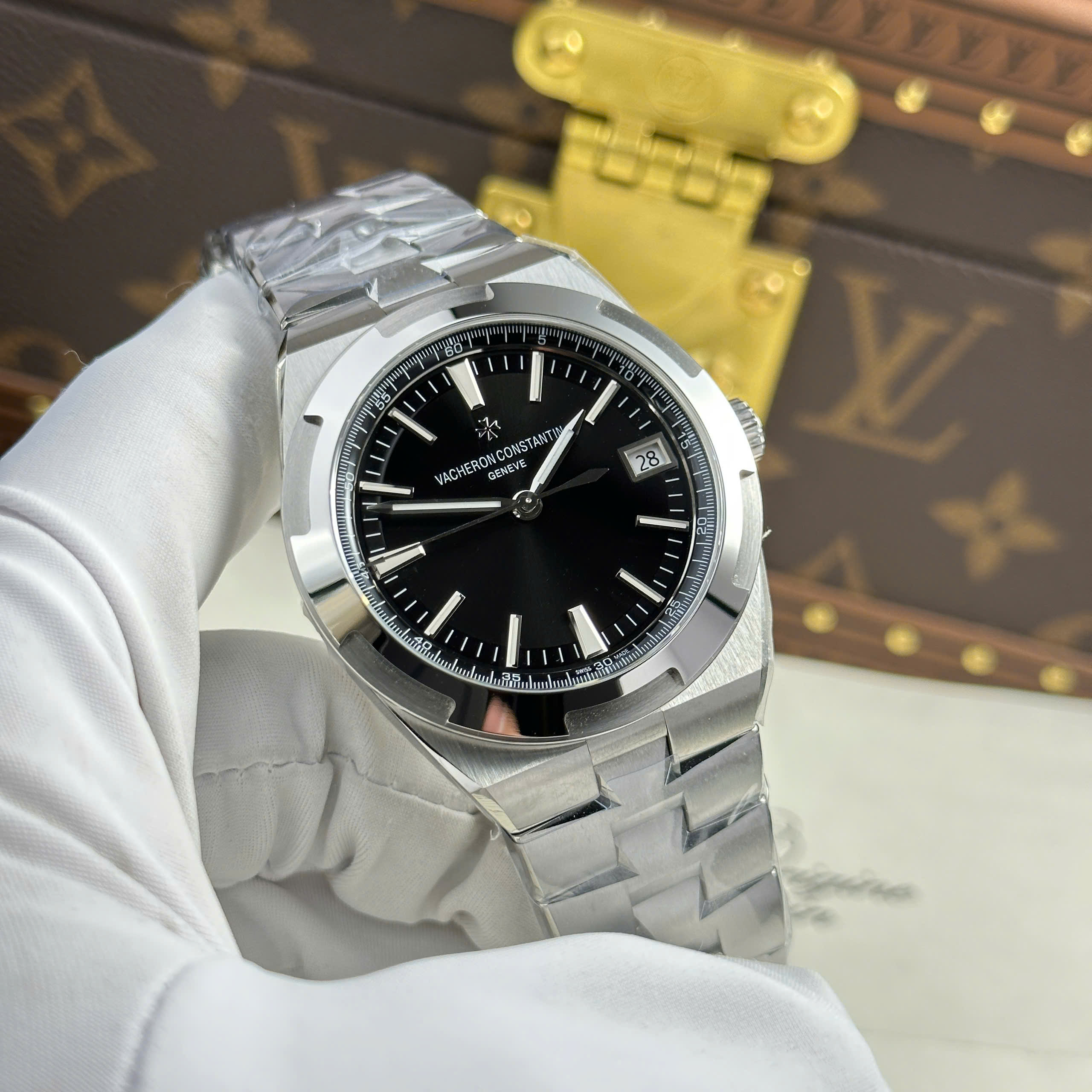 Đồng hồ Vacheron Constantin Chế Tác Overseas 4500V Mặt Đen Nhà Máy MKS 41mm (4) Đồng hồ Vacheron Constantin Chế Tác Overseas 4500V Mặt Đen Nhà Máy MKS 41mm (1)