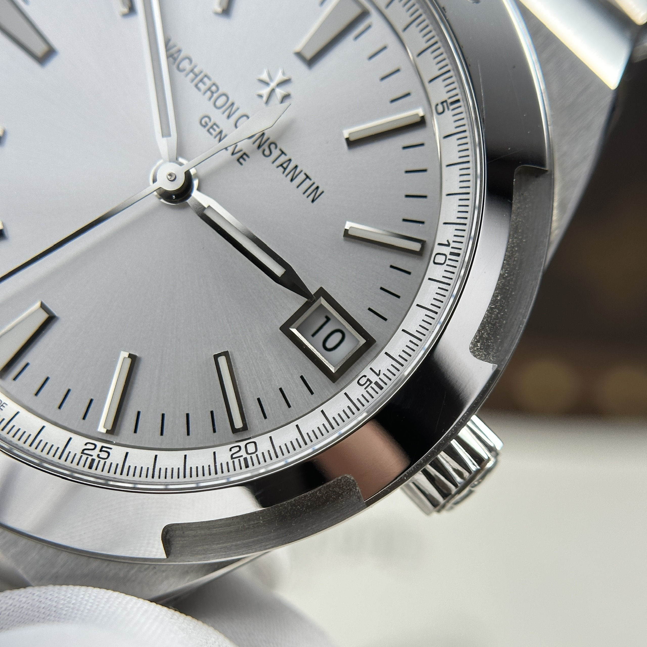 Đồng hồ Vacheron Constantin Chế Tác Overseas 4500V Mặt Trắng Nhà Máy MKS 41mm (6) Đồng hồ Vacheron Constantin Chế Tác Overseas 4500V Mặt Trắng Nhà Máy MKS 41mm (1)