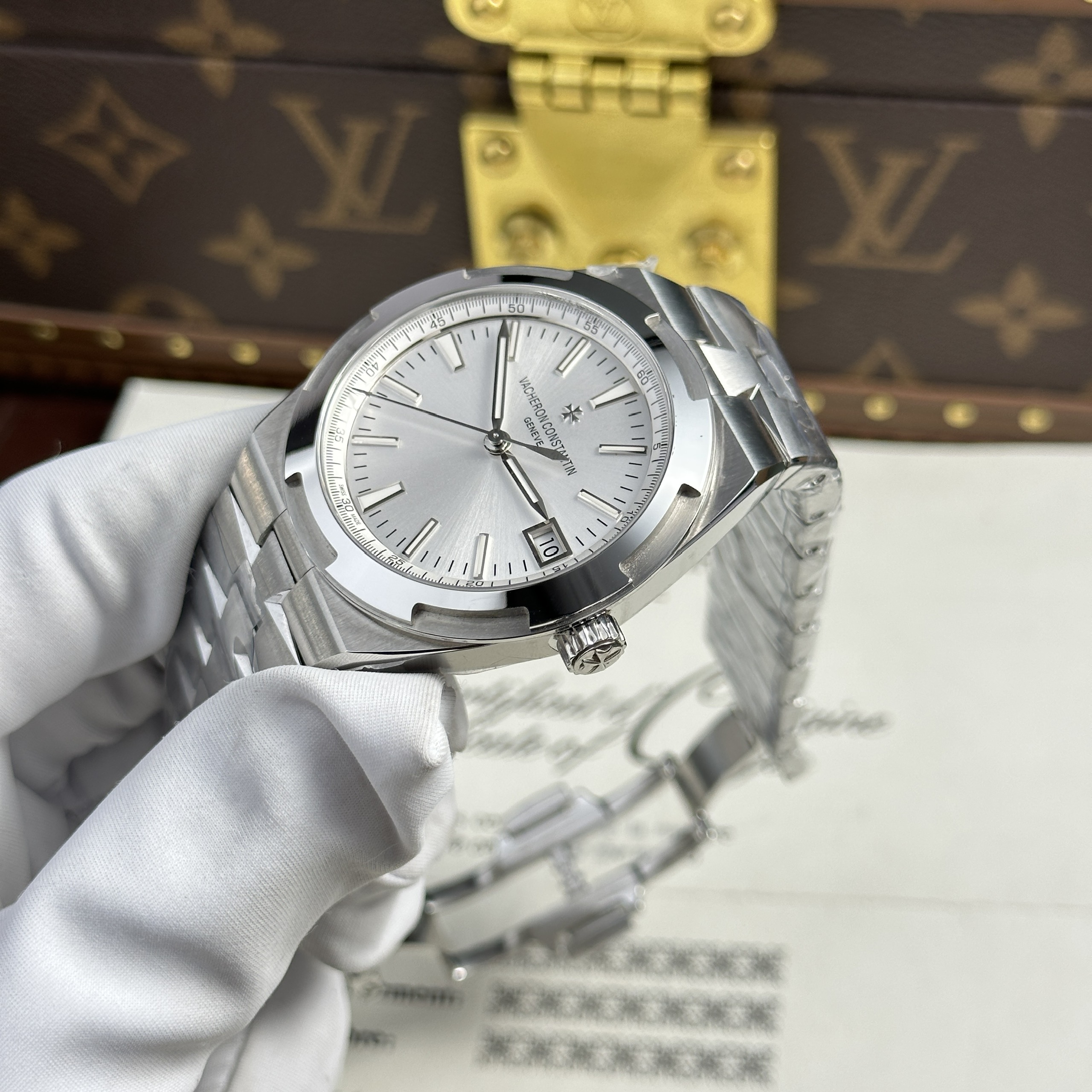 Đồng hồ Vacheron Constantin Chế Tác Overseas 4500V Mặt Trắng Nhà Máy MKS 41mm (7) Đồng hồ Vacheron Constantin Chế Tác Overseas 4500V Mặt Trắng Nhà Máy MKS 41mm (1)