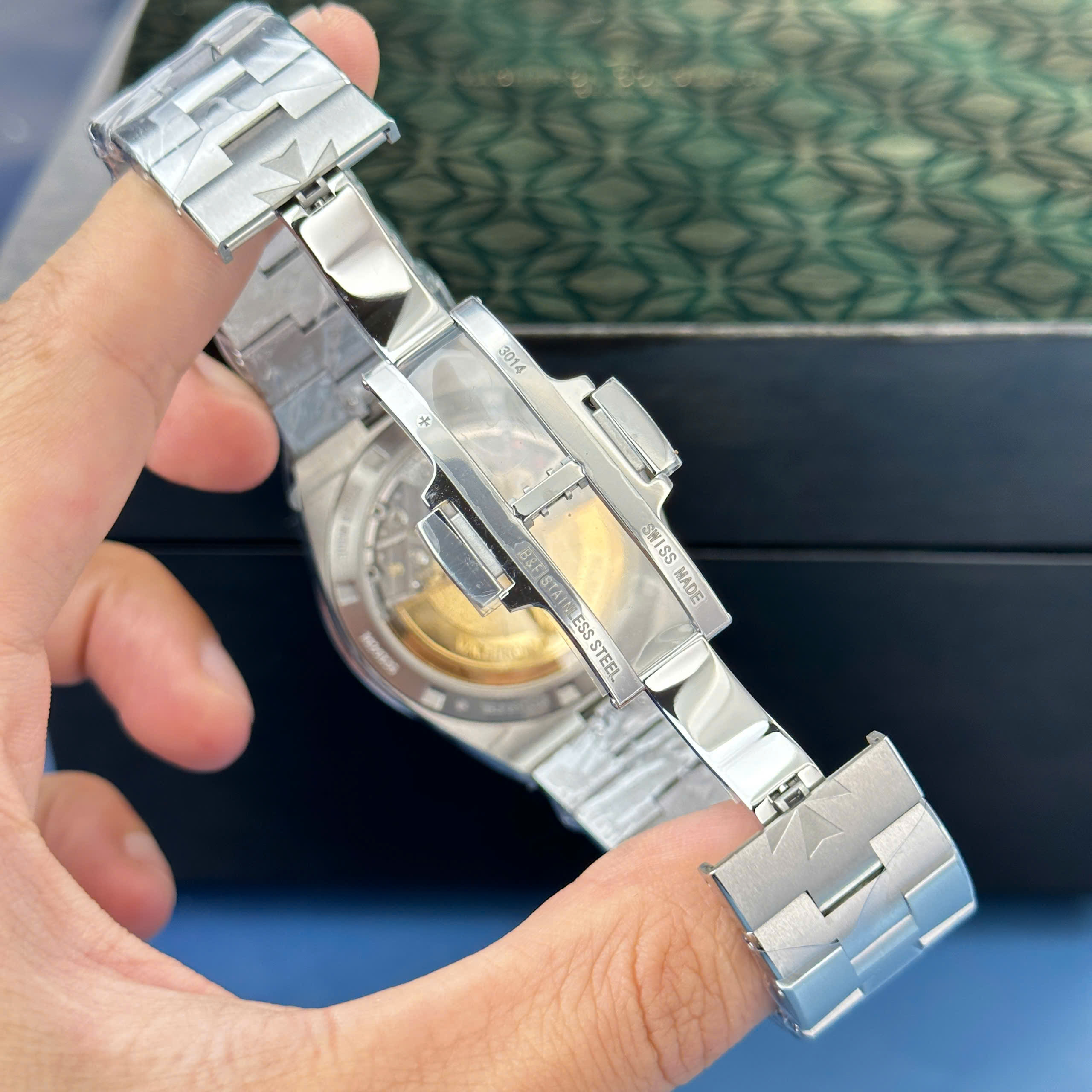 Đồng hồ Vacheron Constantin Chế Tác Overseas 4500V Mặt Xanh Lá Nhà Máy MKS 41mm (3) Đồng hồ Vacheron Constantin Chế Tác Overseas 4500V Mặt Xanh Lá Nhà Máy MKS 41mm (1)