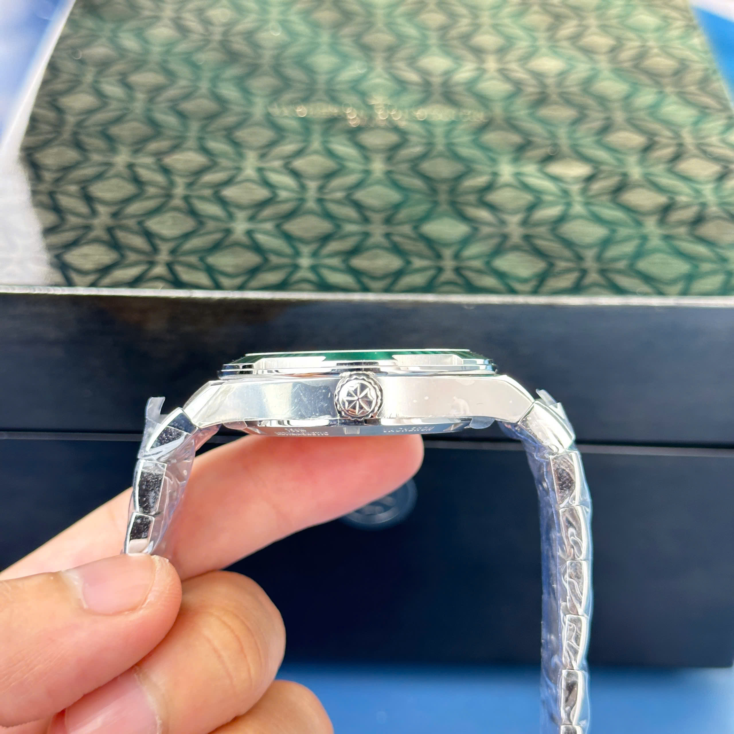 Đồng hồ Vacheron Constantin Chế Tác Overseas 4500V Mặt Xanh Lá Nhà Máy MKS 41mm (5)