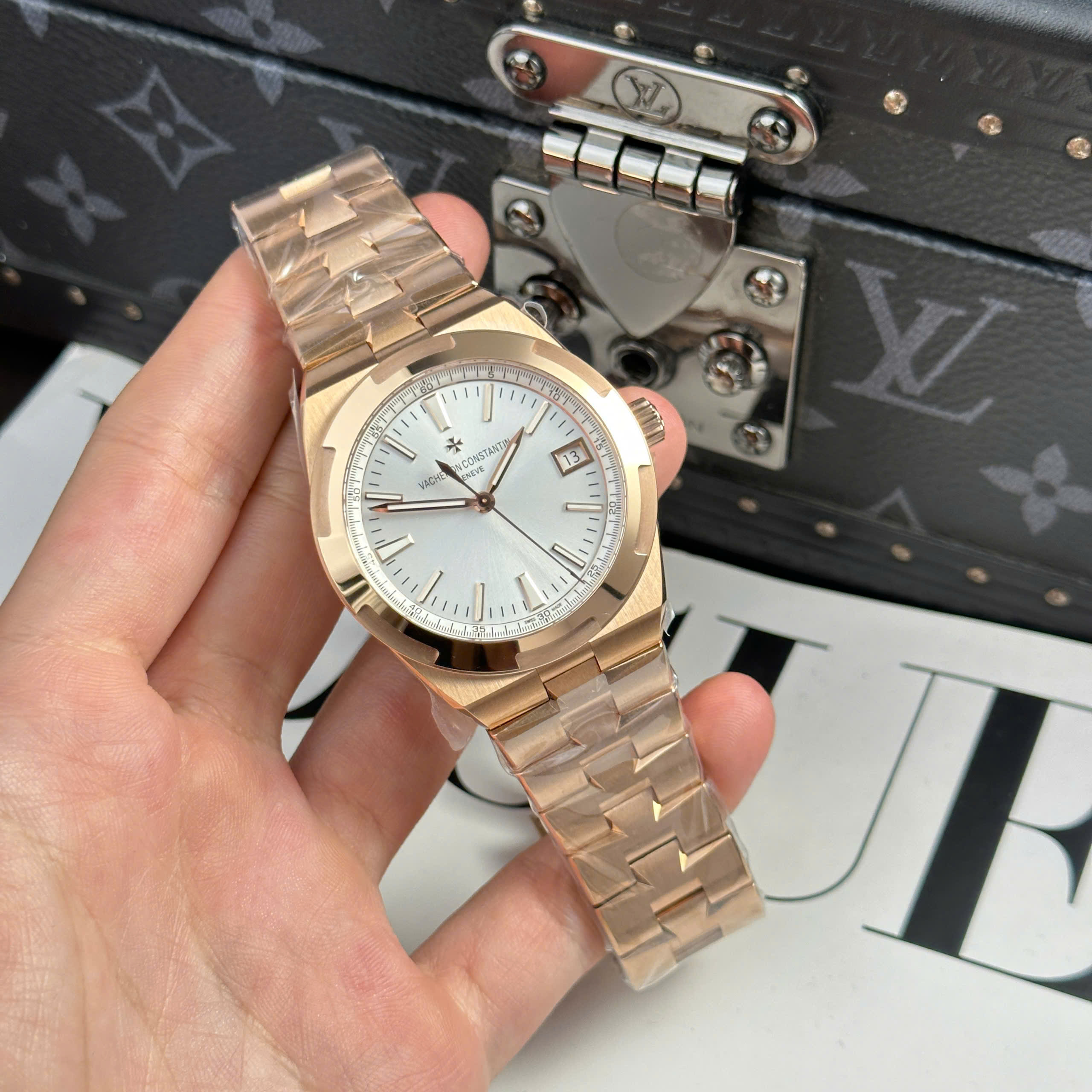 Đồng hồ Vacheron Constantin Rep 1 1 Overseas 4500V Mặt Trắng Xưởng MKS 41mm (2) Đồng hồ Vacheron Constantin Rep 1 1 Overseas 4500V Mặt Trắng Xưởng MKS 41mm (8)