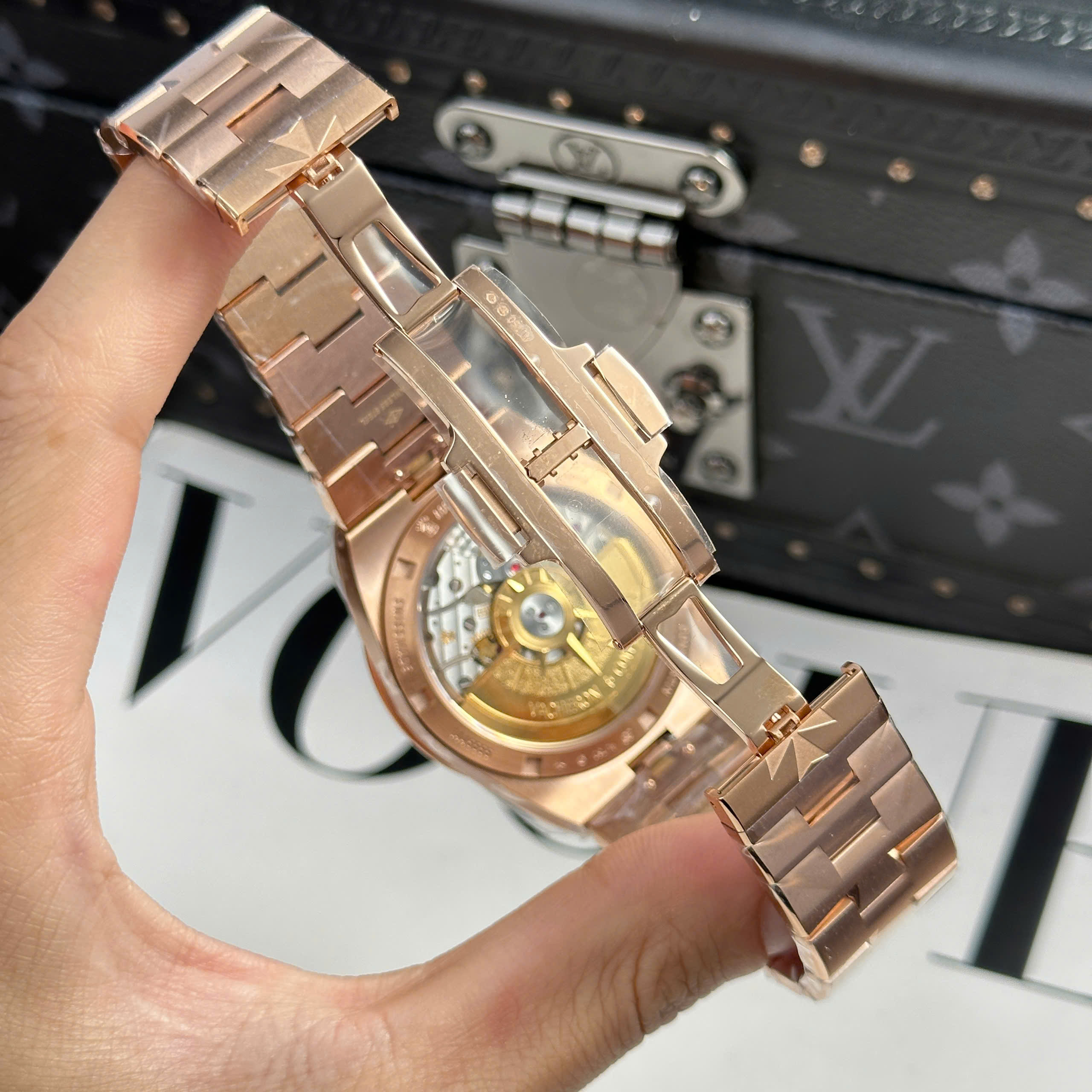 Đồng hồ Vacheron Constantin Rep 1 1 Overseas 4500V Mặt Trắng Xưởng MKS 41mm (9) Đồng hồ Vacheron Constantin Rep 1 1 Overseas 4500V Mặt Trắng Xưởng MKS 41mm (8)