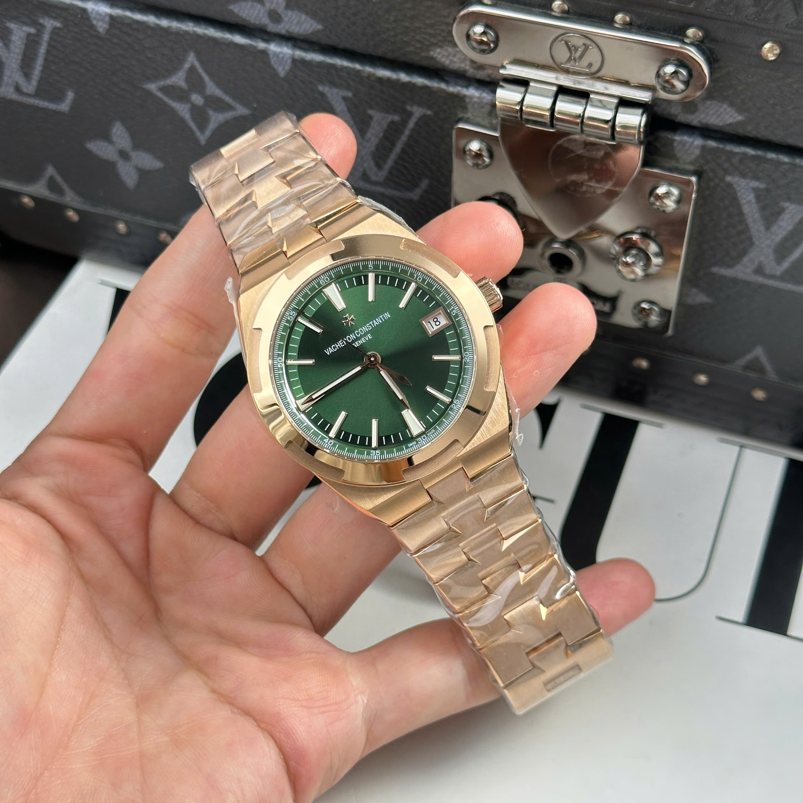 Đồng hồ Vacheron Constantin Rep 11 Overseas 4500V Mặt Xanh Lá Cây MKS Factory 41mm (2) Đồng hồ Vacheron Constantin Rep 11 Overseas 4500V Mặt Xanh Lá Cây MKS Factory 41mm (2)