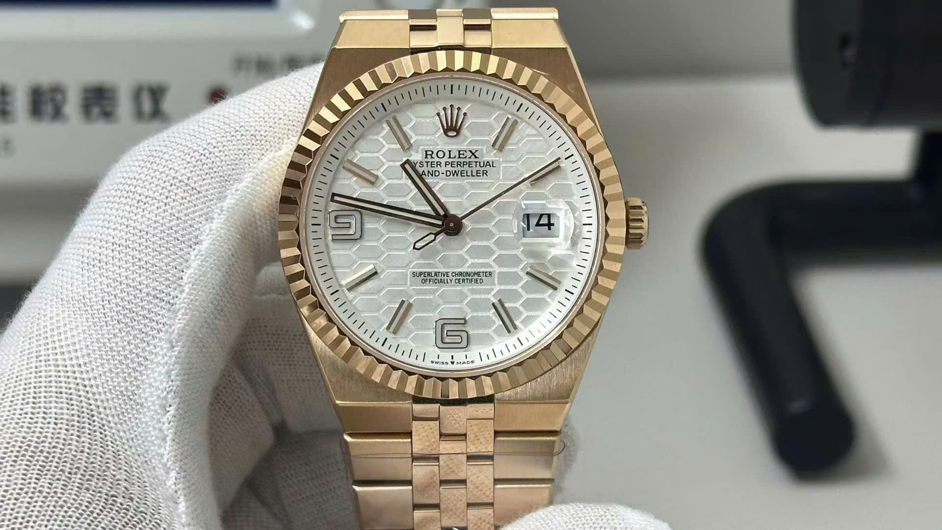 Đồng Hồ Rolex Land-Dweller M127235-0001 Màu Vàng Hồng Mặt Trắng Hoạ Tiết Tổ Ong (3)