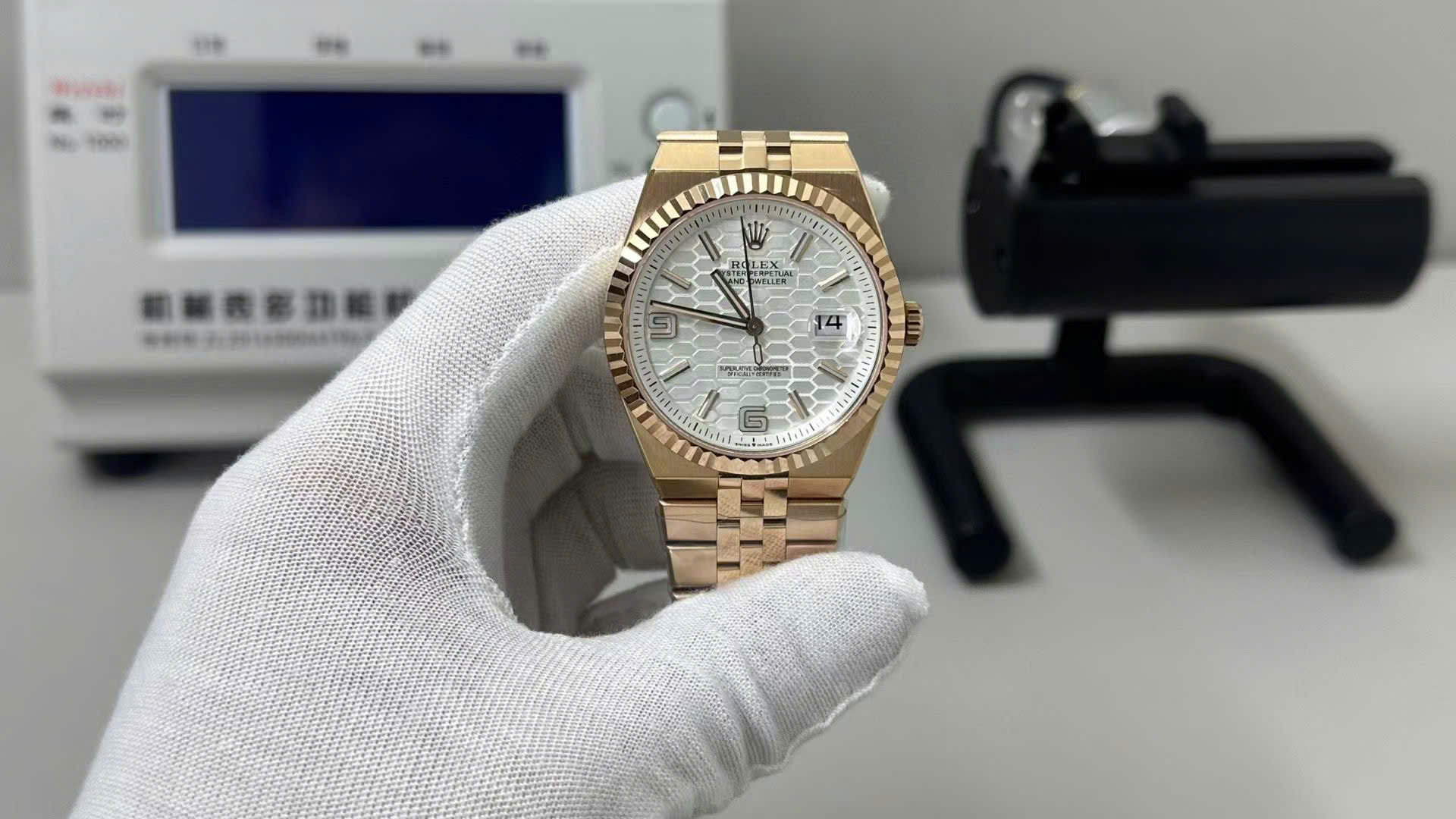 Đồng Hồ Rolex Land-Dweller M127235-0001 Màu Vàng Hồng Mặt Trắng Hoạ Tiết Tổ Ong (4)