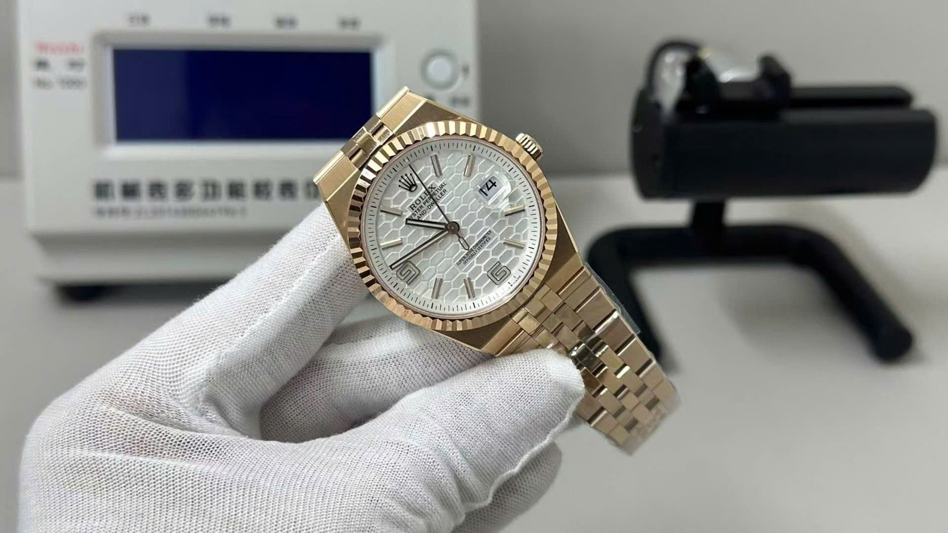 Đồng Hồ Rolex Land-Dweller M127235-0001 Màu Vàng Hồng Mặt Trắng Hoạ Tiết Tổ Ong (7)