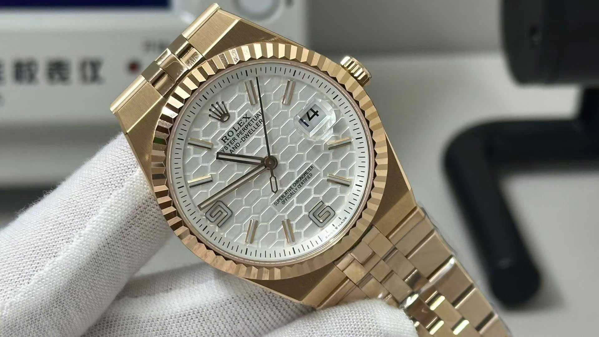 Đồng Hồ Rolex Land-Dweller M127235-0001 Màu Vàng Hồng Mặt Trắng Hoạ Tiết Tổ Ong (8) Đồng Hồ Rolex Land-Dweller M127235-0001 Màu Vàng Hồng Mặt Trắng Hoạ Tiết Tổ Ong (8)