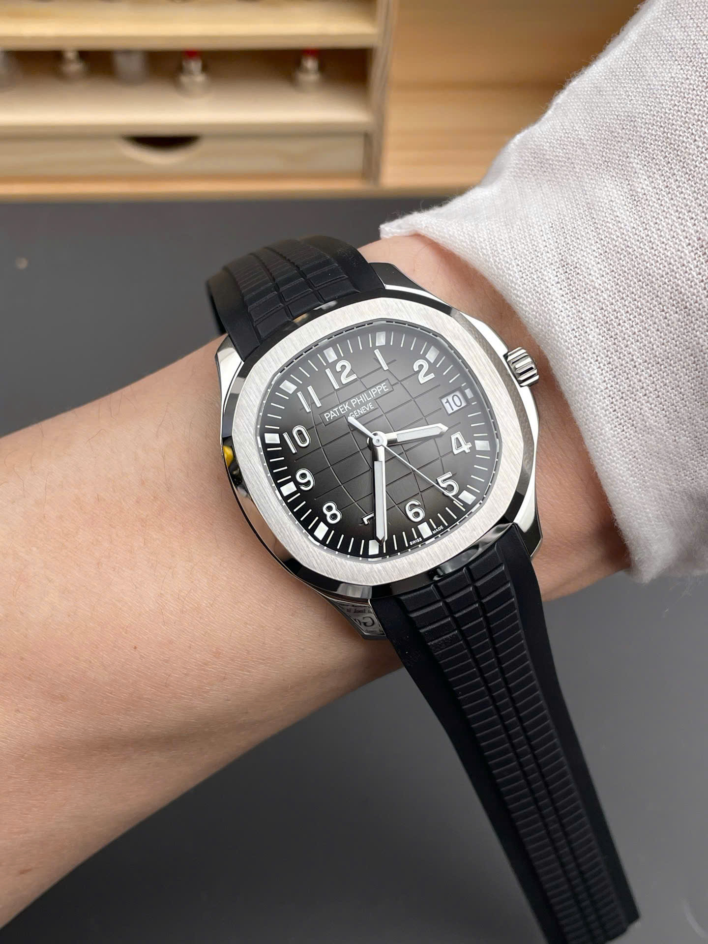 Đồng Hồ Patek Philippe Aquanaut 5167G Replica Cao Cấp Màu Đen Xưởng 3K 40mm (4) Đồng Hồ Patek Philippe Aquanaut 5167G Replica Cao Cấp Màu Đen Xưởng 3K 40mm (8)