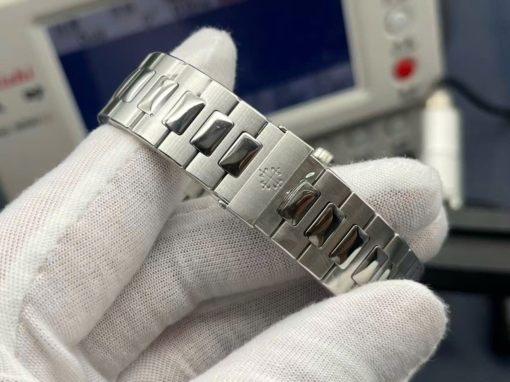 Đồng Hồ Patek Philippe Nautilus 5711-1P 40th Anniversary Chế Tác Cao Cấp 44mm (5) Đồng Hồ Patek Philippe Nautilus 5711-1P 40th Anniversary Chế Tác Cao Cấp 44mm (9)