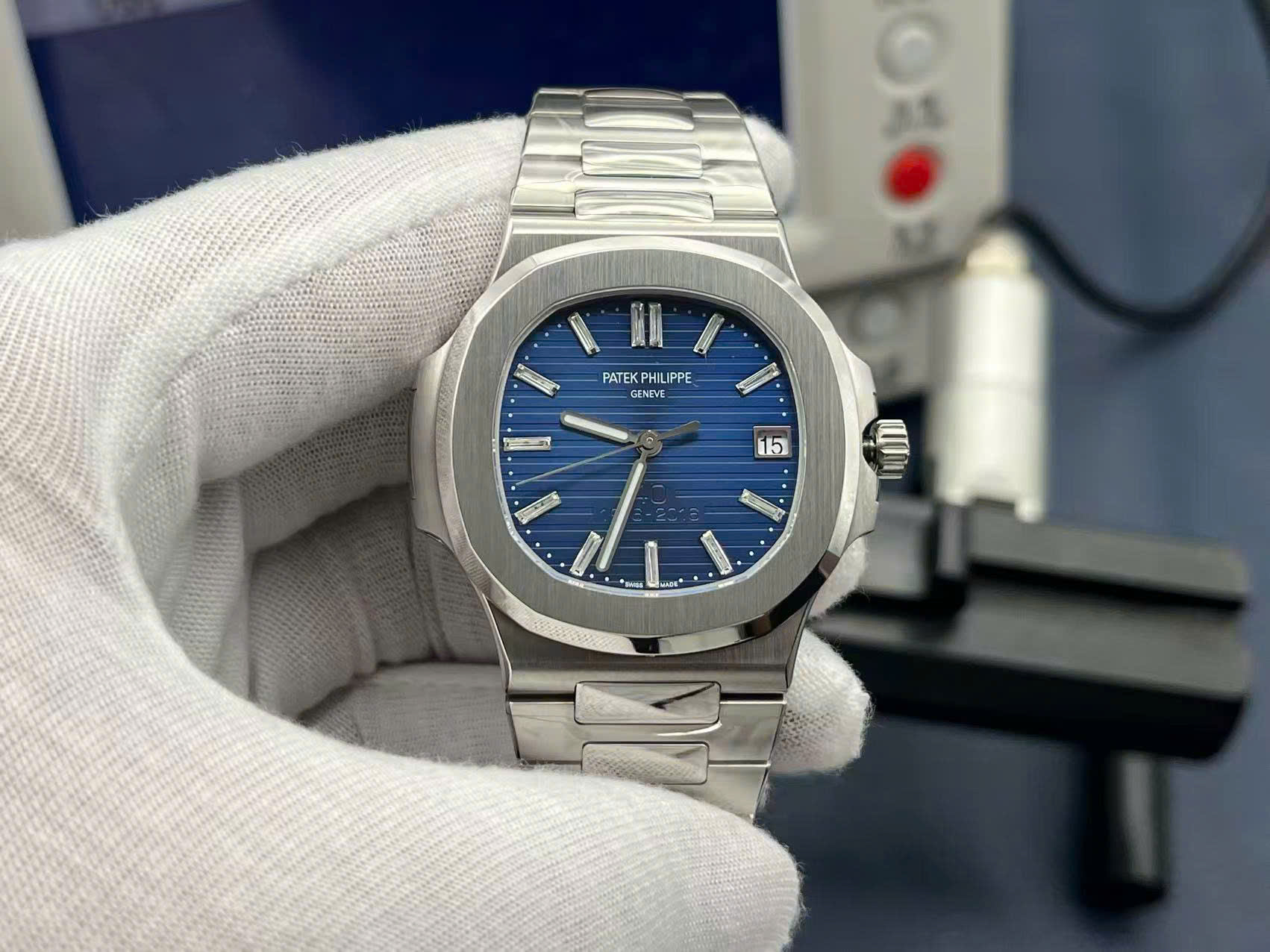 Đồng Hồ Patek Philippe Nautilus 5711-1P 40th Anniversary Chế Tác Cao Cấp 44mm (6) Đồng Hồ Patek Philippe Nautilus 5711-1P 40th Anniversary Chế Tác Cao Cấp 44mm (9)