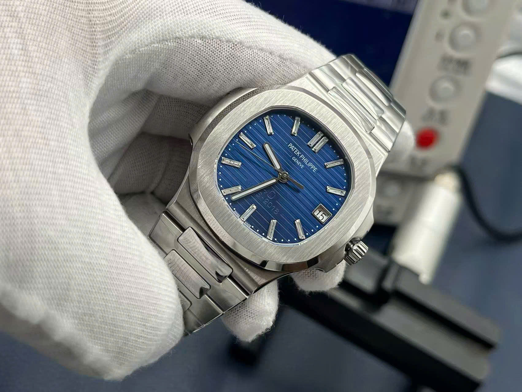 Đồng Hồ Patek Philippe Nautilus 5711-1P 40th Anniversary Chế Tác Cao Cấp 44mm (7) Đồng Hồ Patek Philippe Nautilus 5711-1P 40th Anniversary Chế Tác Cao Cấp 44mm (9)