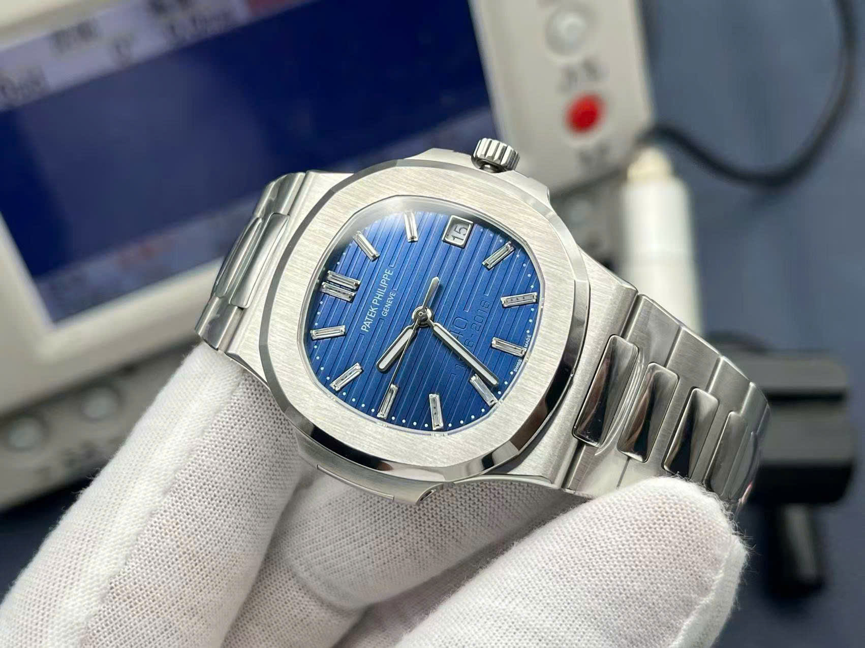 Đồng Hồ Patek Philippe Nautilus 5711-1P 40th Anniversary Chế Tác Cao Cấp 44mm (8) Đồng Hồ Patek Philippe Nautilus 5711-1P 40th Anniversary Chế Tác Cao Cấp 44mm (9)