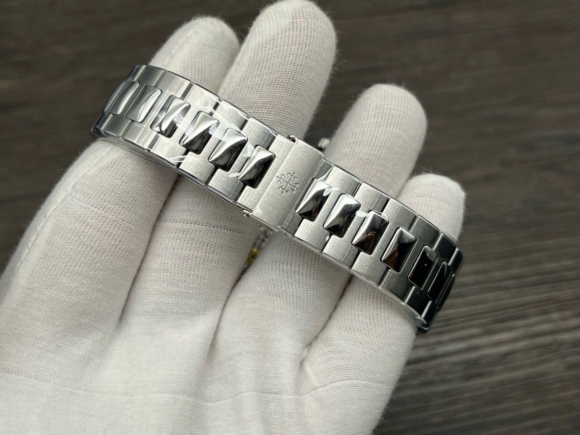 Đồng Hồ Patek Philippe Nautilus 5711 Mặt Số Xanh Tiffany Replica Cao Cấp Xưởng 3K 40mm (8) Đồng Hồ Patek Philippe Nautilus 5711 Mặt Số Xanh Tiffany Replica Cao Cấp Xưởng 3K 40mm (4)