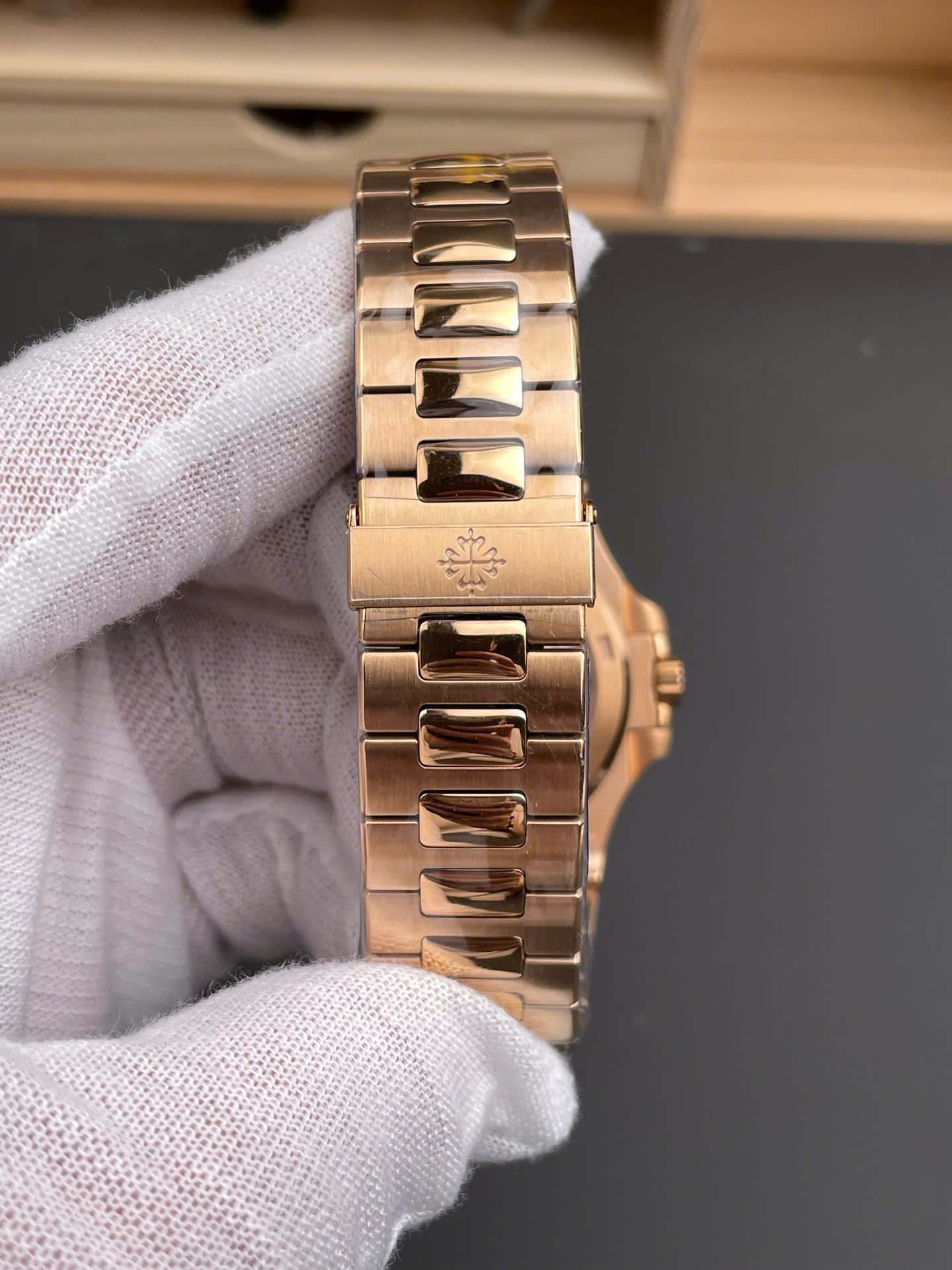 Đồng Hồ Patek Philippe Nautilus 5711R Mặt Chocolate Replica Xưởng 3K 40mm (2) Đồng Hồ Patek Philippe Nautilus 5711R Mặt Chocolate Replica Xưởng 3K 40mm (1)