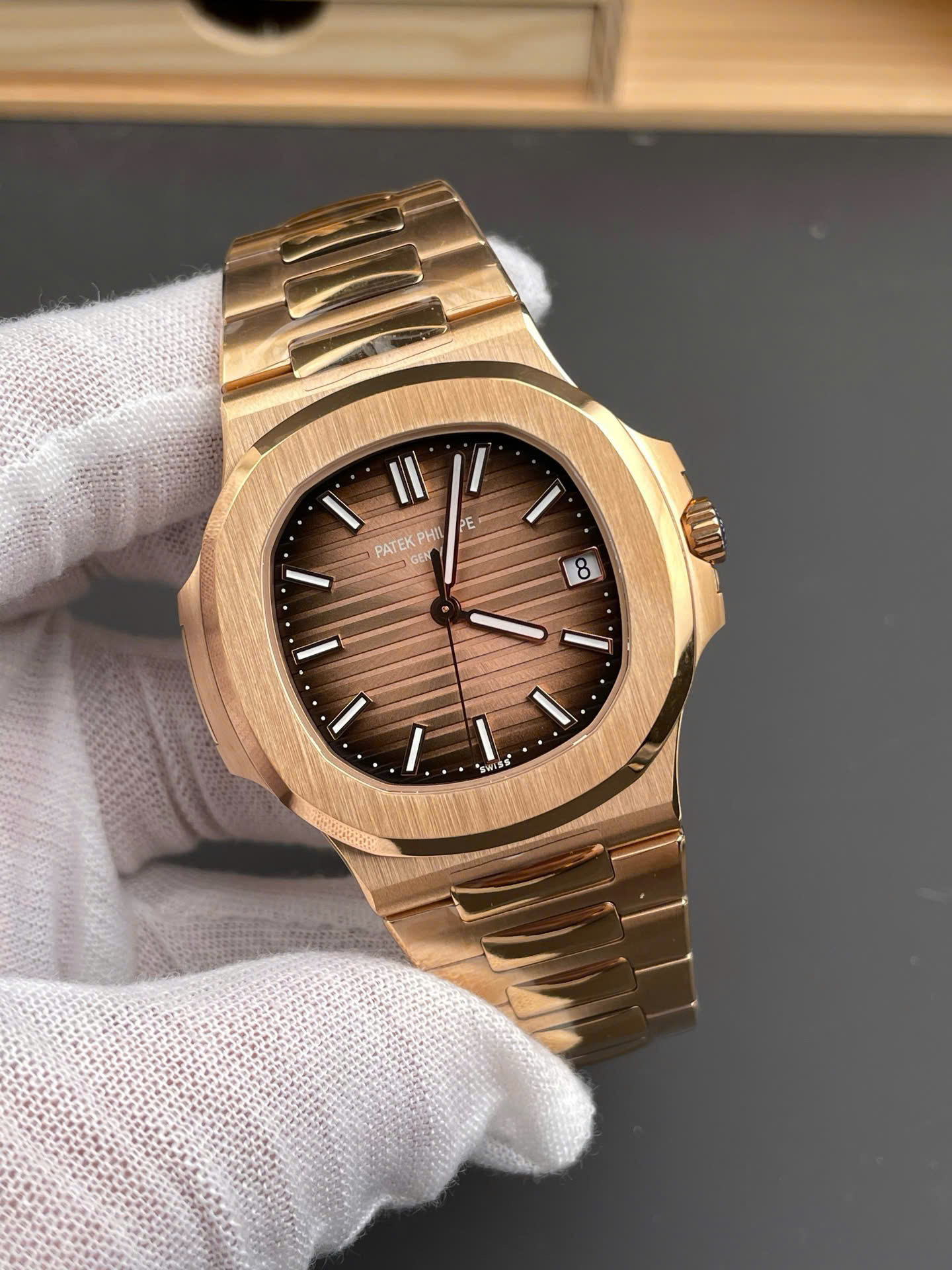 Đồng Hồ Patek Philippe Nautilus 5711R Mặt Chocolate Replica Xưởng 3K 40mm (6) Đồng Hồ Patek Philippe Nautilus 5711R Mặt Chocolate Replica Xưởng 3K 40mm (1)
