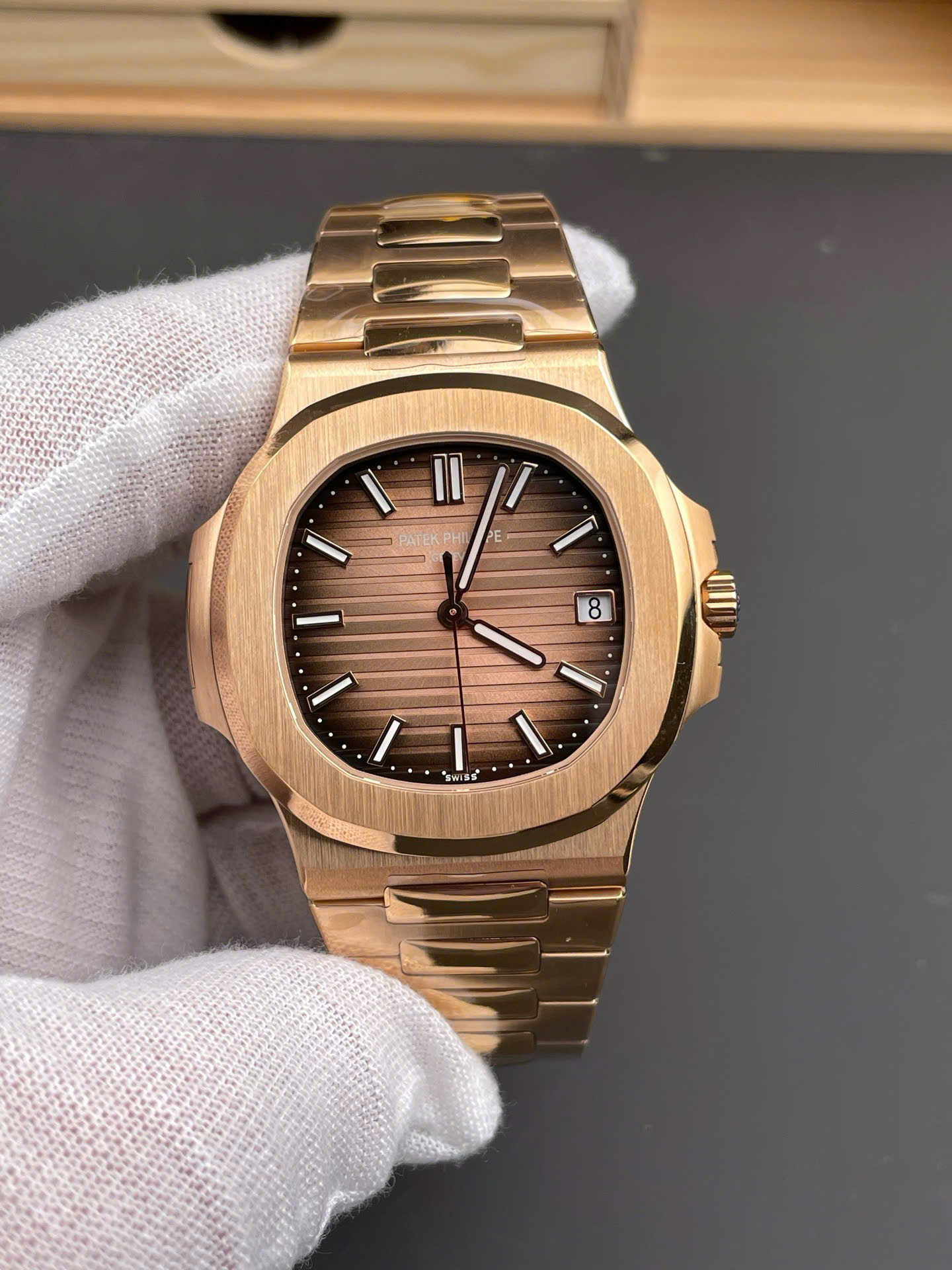 Đồng Hồ Patek Philippe Nautilus 5711R Mặt Chocolate Replica Xưởng 3K 40mm (7) Đồng Hồ Patek Philippe Nautilus 5711R Mặt Chocolate Replica Xưởng 3K 40mm (1)