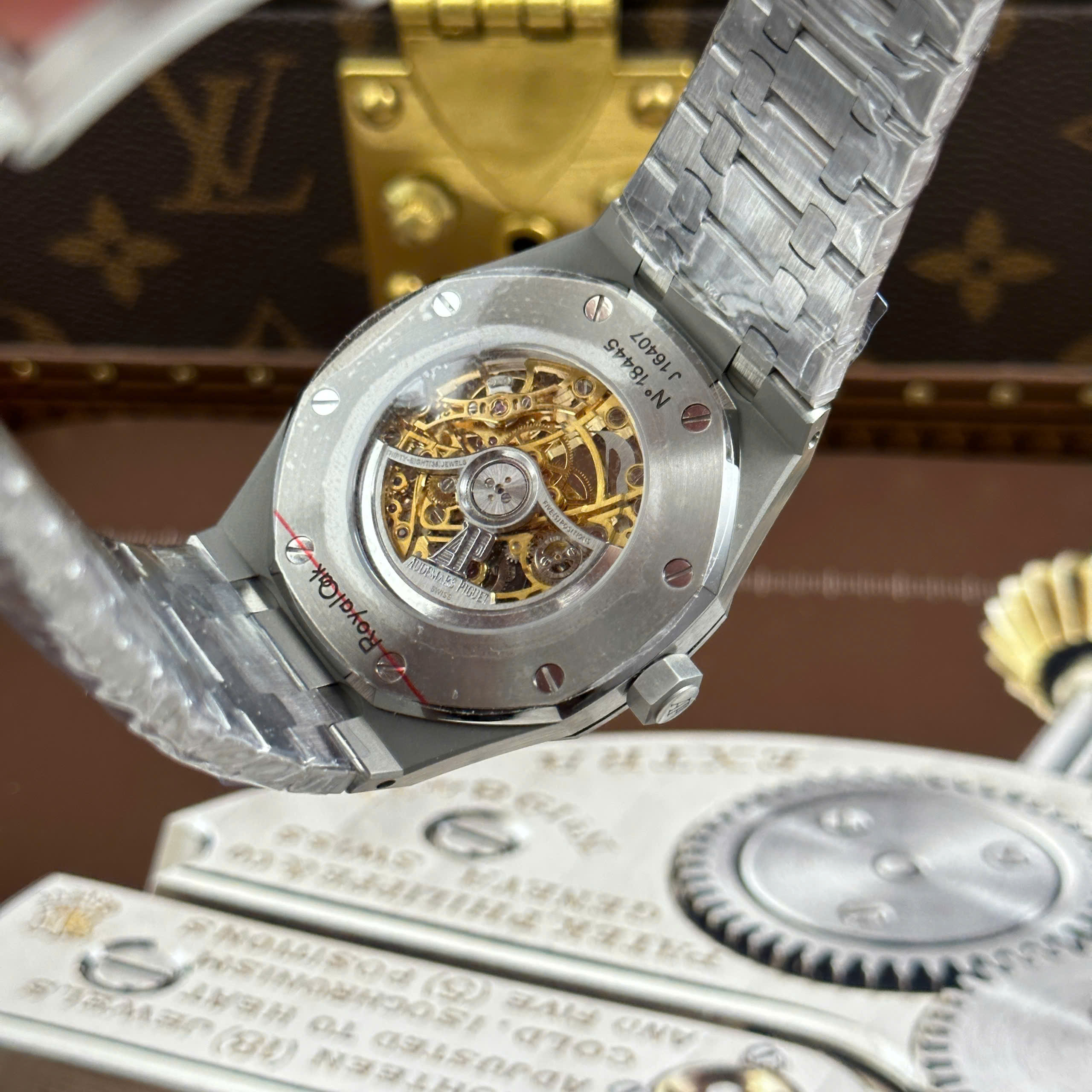 Đồng Hồ Audemars Piguet Royal Oak Openworked 15407 Chế Tác Lộ Máy Màu Vàng Skeleton 41mm (9) Đồng Hồ Audemars Piguet Royal Oak Openworked 15407 Chế Tác Lộ Máy Màu Vàng Skeleton 41mm