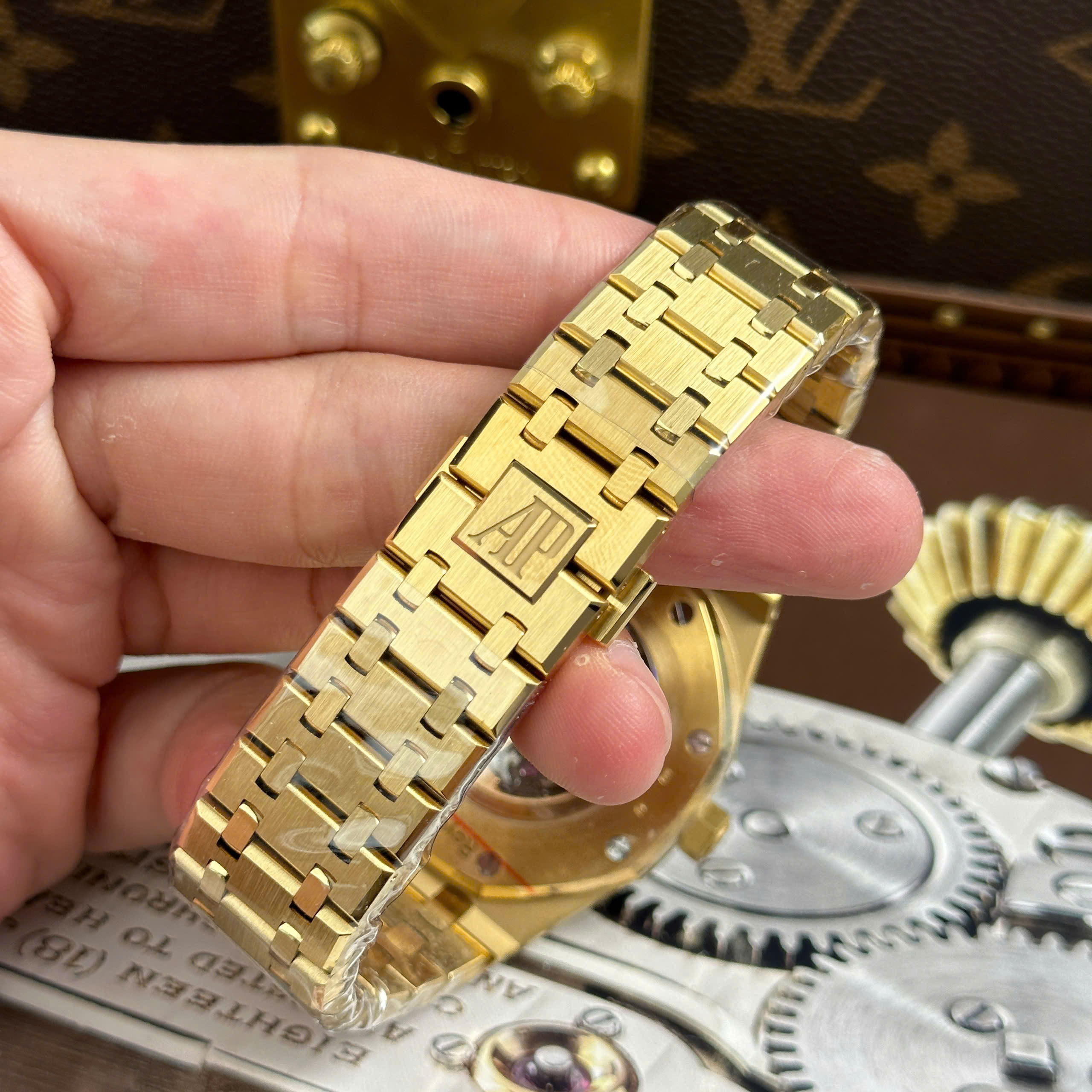 Đồng Hồ Audemars Piguet Royal Oak Openworked 15407 Mạ Vàng Chế Tác Skeleton 41mm (4) Đồng Hồ Audemars Piguet Royal Oak Openworked 15407 Mạ Vàng Chế Tác Skeleton 41mm (1)