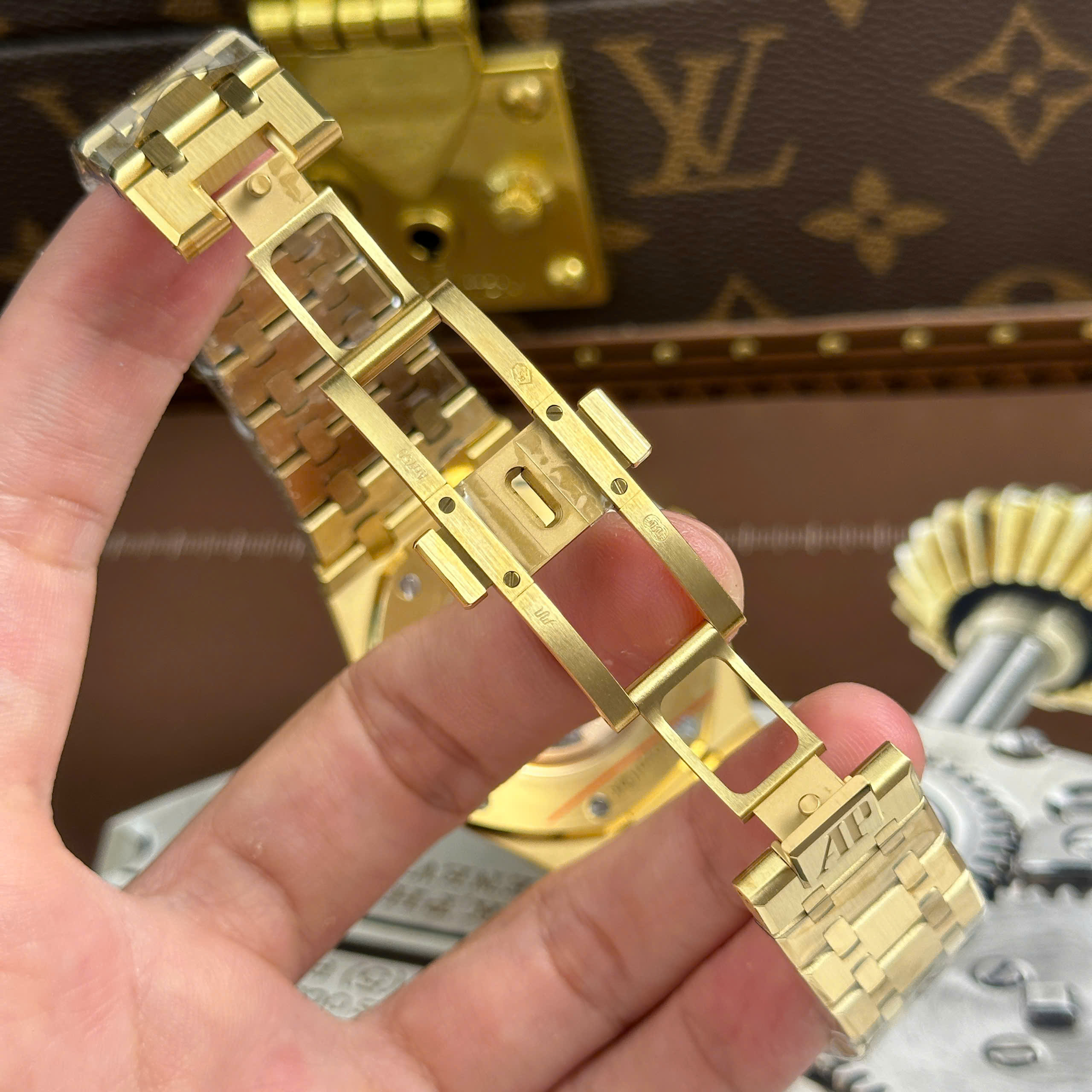 Đồng Hồ Audemars Piguet Royal Oak Openworked 15407 Mạ Vàng Chế Tác Skeleton 41mm (7) Đồng Hồ Audemars Piguet Royal Oak Openworked 15407 Mạ Vàng Chế Tác Skeleton 41mm (1)