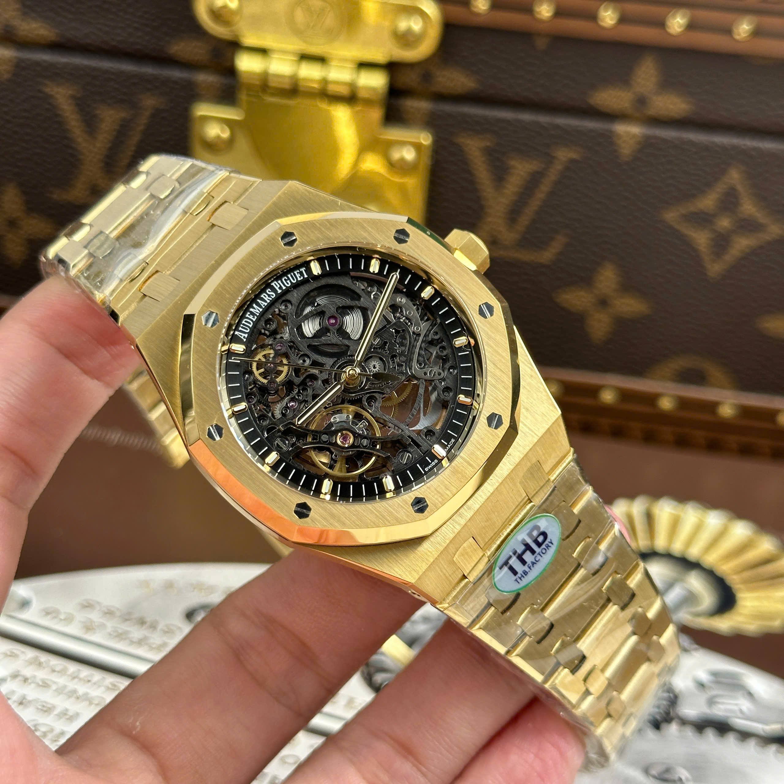 Đồng Hồ Audemars Piguet Royal Oak Openworked 15407 Mạ Vàng Chế Tác Skeleton 41mm (8) Đồng Hồ Audemars Piguet Royal Oak Openworked 15407 Mạ Vàng Chế Tác Skeleton 41mm (1)