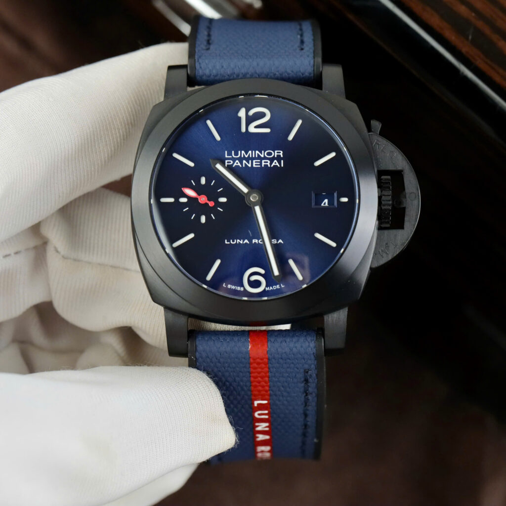 Đồng Hồ Panerai Luminor Quaranta PAM1408 Chế Tác 1:1 Mặt Xanh Dây Vải Nhà Máy VS 44mm