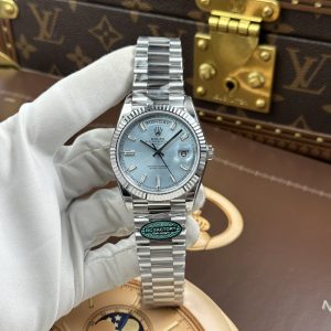 ĐỒNG HỒ ROLEX DAY-DATE M228236-0006 REPLICA CAO CẤP MẶT SỐ MÀU XANH BĂNG CỌC SỐ ĐÁ BAGUETTE TRỌNG LƯỢNG 210 GRAM RC FACTORY 40MM