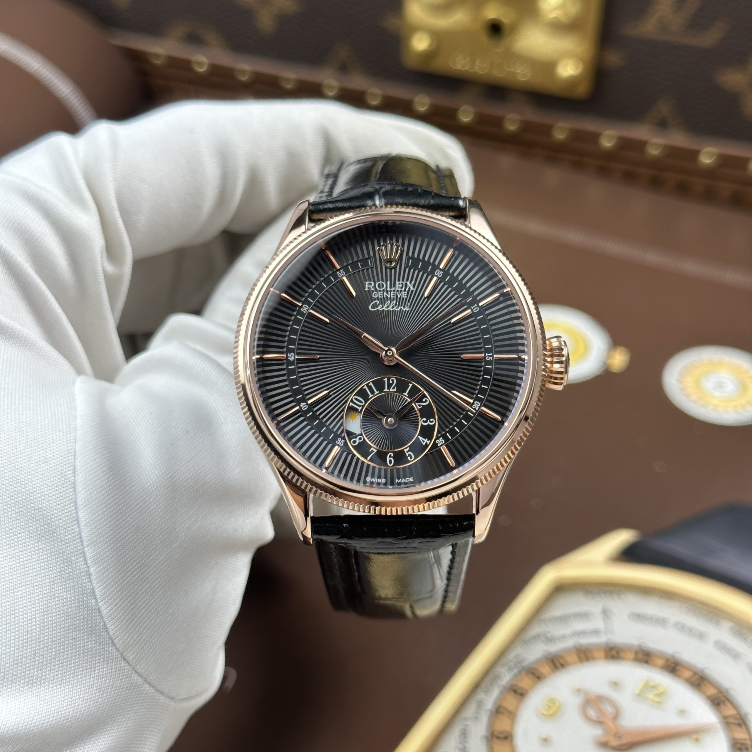 Đồng Hồ Rolex Cellini Dual Time 50525 Màu Vàng Hồng Replica 11 Mặt Đen Nhà Máy KZ 39mm (1) Đồng Hồ Rolex Cellini Dual Time 50525 Màu Vàng Hồng Replica 11 Mặt Đen Nhà Máy KZ 39mm (1)