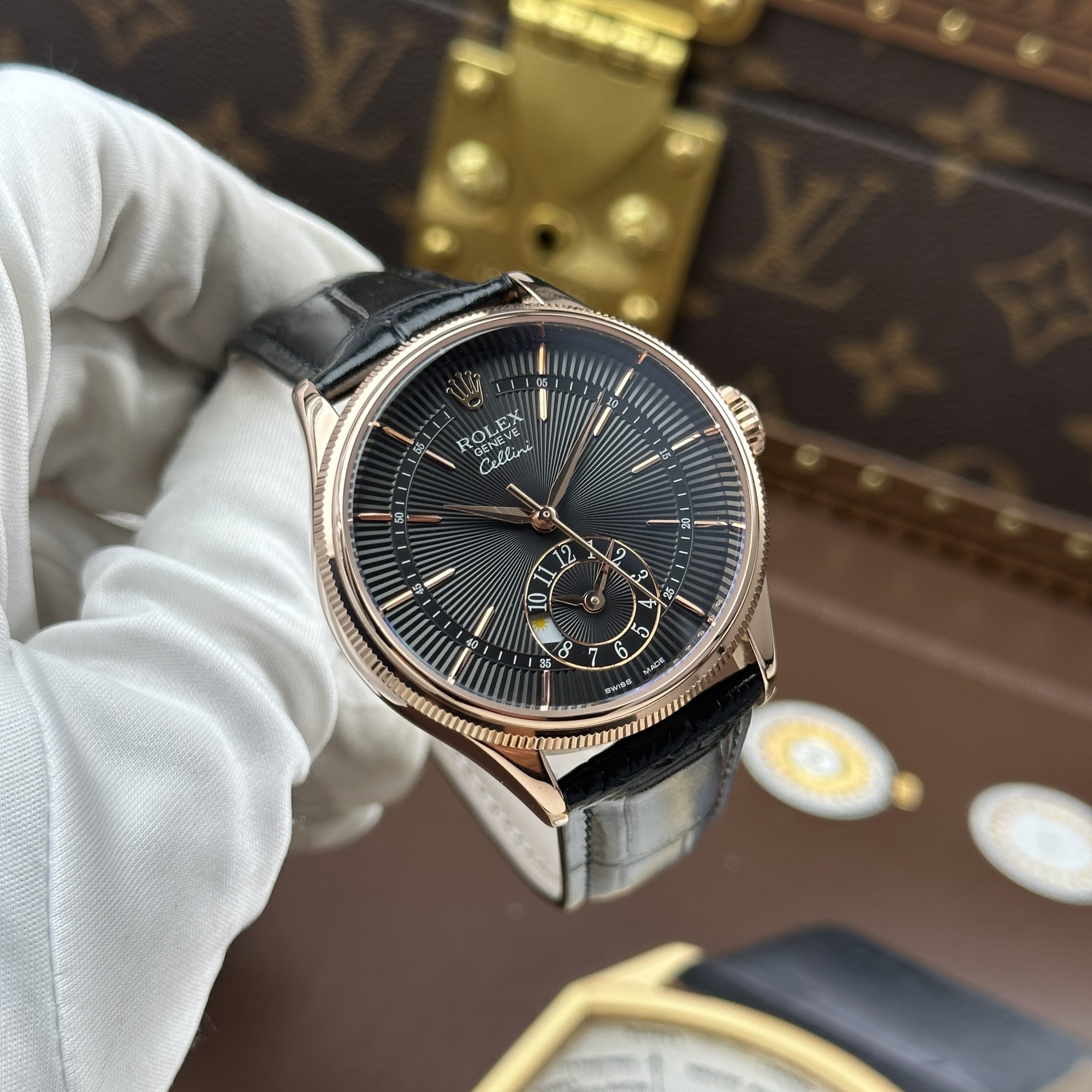 Đồng Hồ Rolex Cellini Dual Time 50525 Màu Vàng Hồng Replica 11 Mặt Đen Nhà Máy KZ 39mm (11) Đồng Hồ Rolex Cellini Dual Time 50525 Màu Vàng Hồng Replica 11 Mặt Đen Nhà Máy KZ 39mm (1)